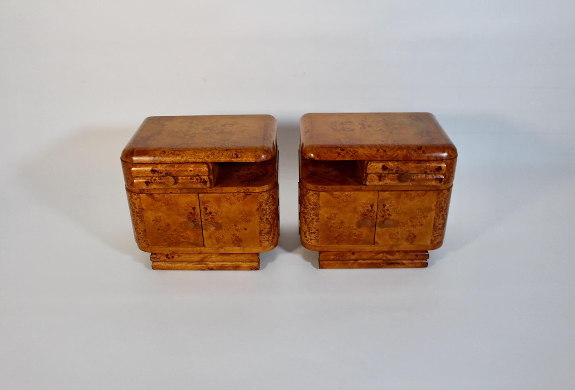 Autrichien Art of Vintage Paire de tables de nuit en bois de peuplier doux et brun 1930s Vienna en vente