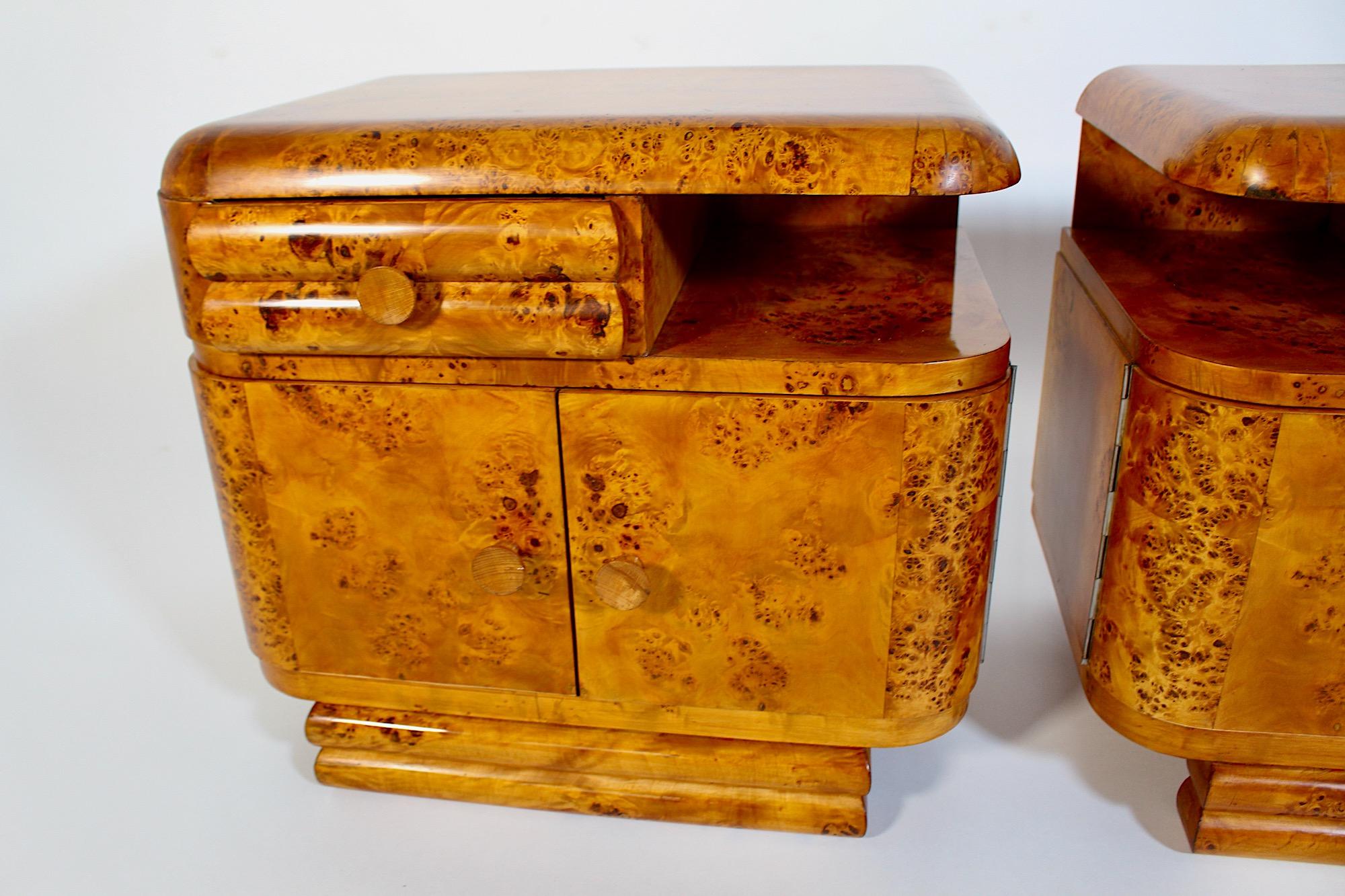 Milieu du XXe siècle Art of Vintage Paire de tables de nuit en bois de peuplier doux et brun 1930s Vienna en vente