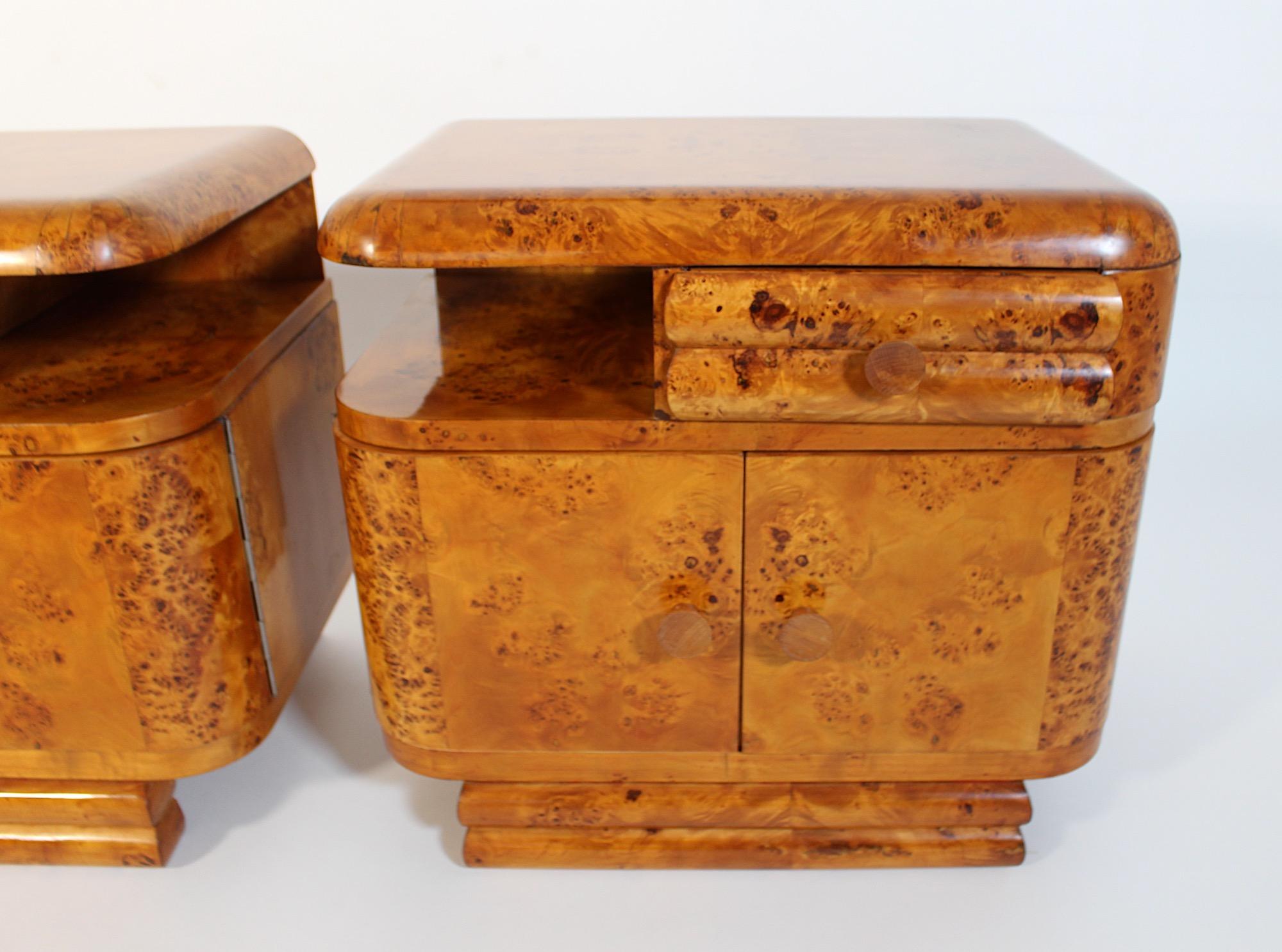 Peuplier Art of Vintage Paire de tables de nuit en bois de peuplier doux et brun 1930s Vienna en vente
