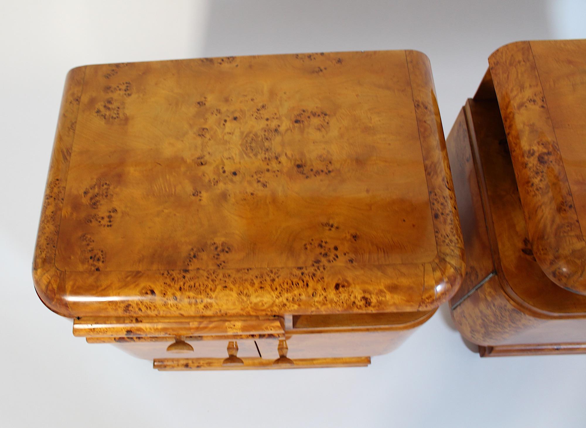 Art of Vintage Paire de tables de nuit en bois de peuplier doux et brun 1930s Vienna en vente 1
