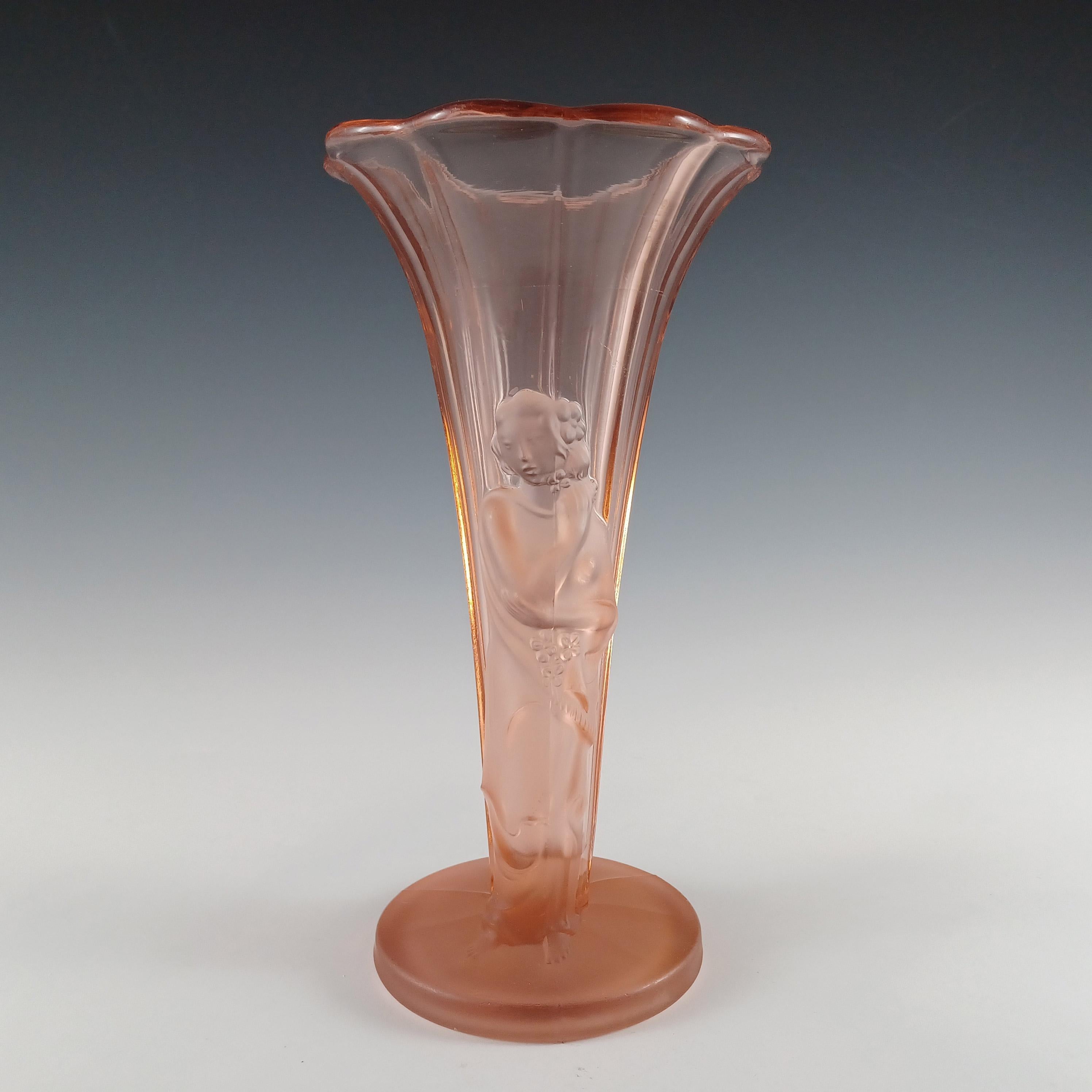 Magnifique vase art déco en verre rose partiellement dépoli, à l'effigie d'une dame orientale. Probablement fabriqué en Tchécoslovaquie dans les années 1930.

Taille
Mesure environ 8,25 pouces de haut et 4,25 pouces de diamètre au point le plus