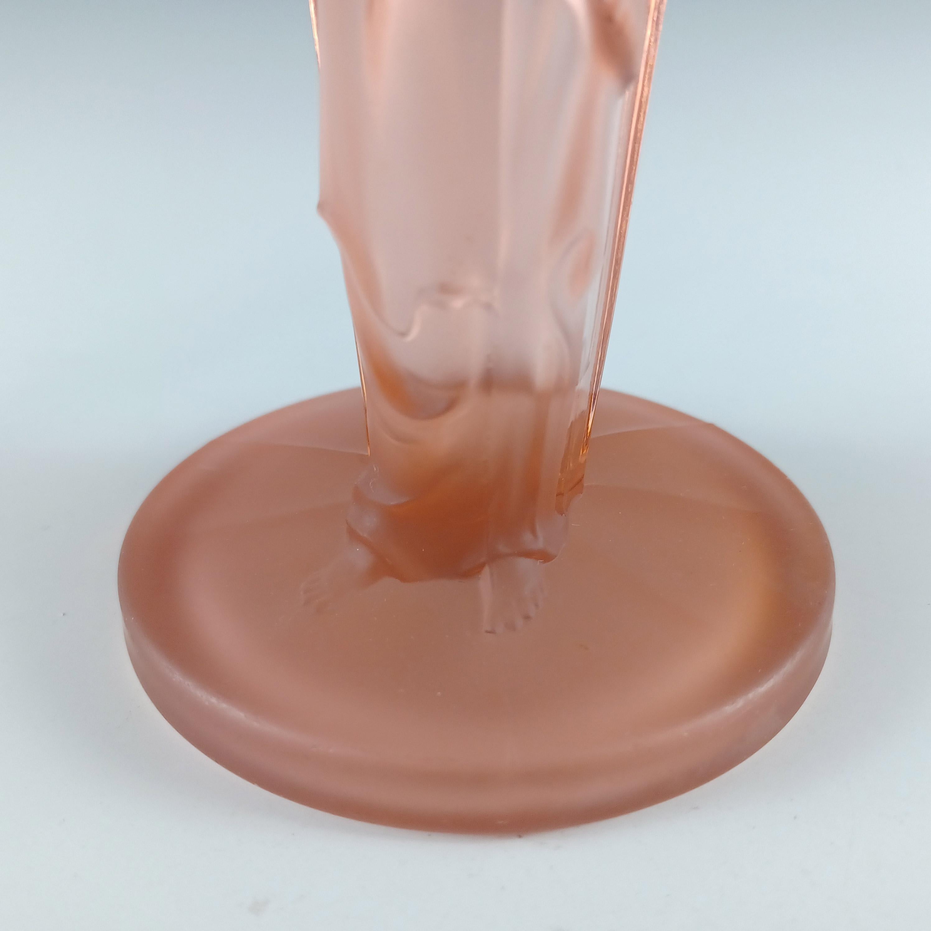 Vase vintage Art Déco rose dépoli pour femme orientale Bon état - En vente à Bolton, GB