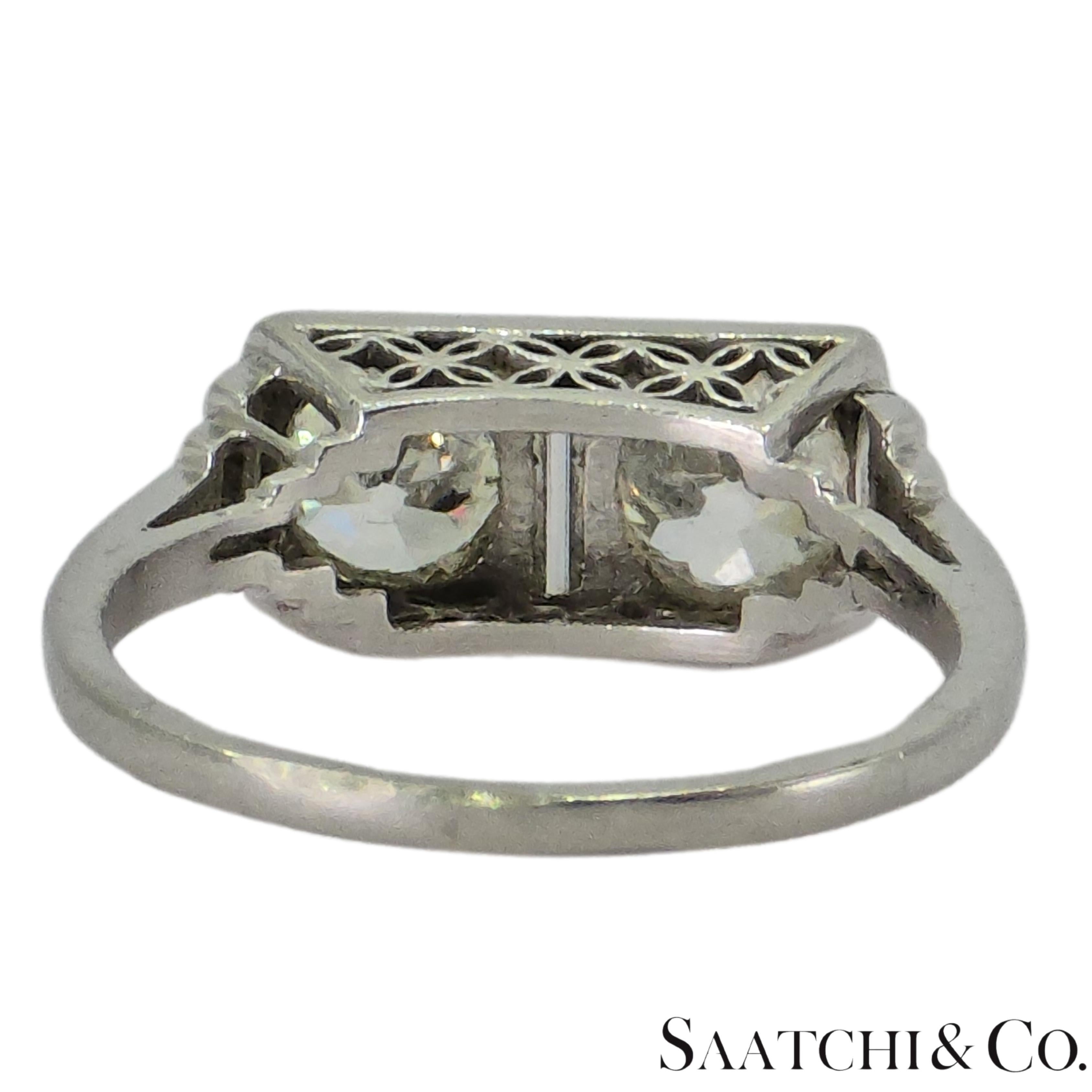 Anillo de diamantes Art Decó Vintage en platino en venta 5