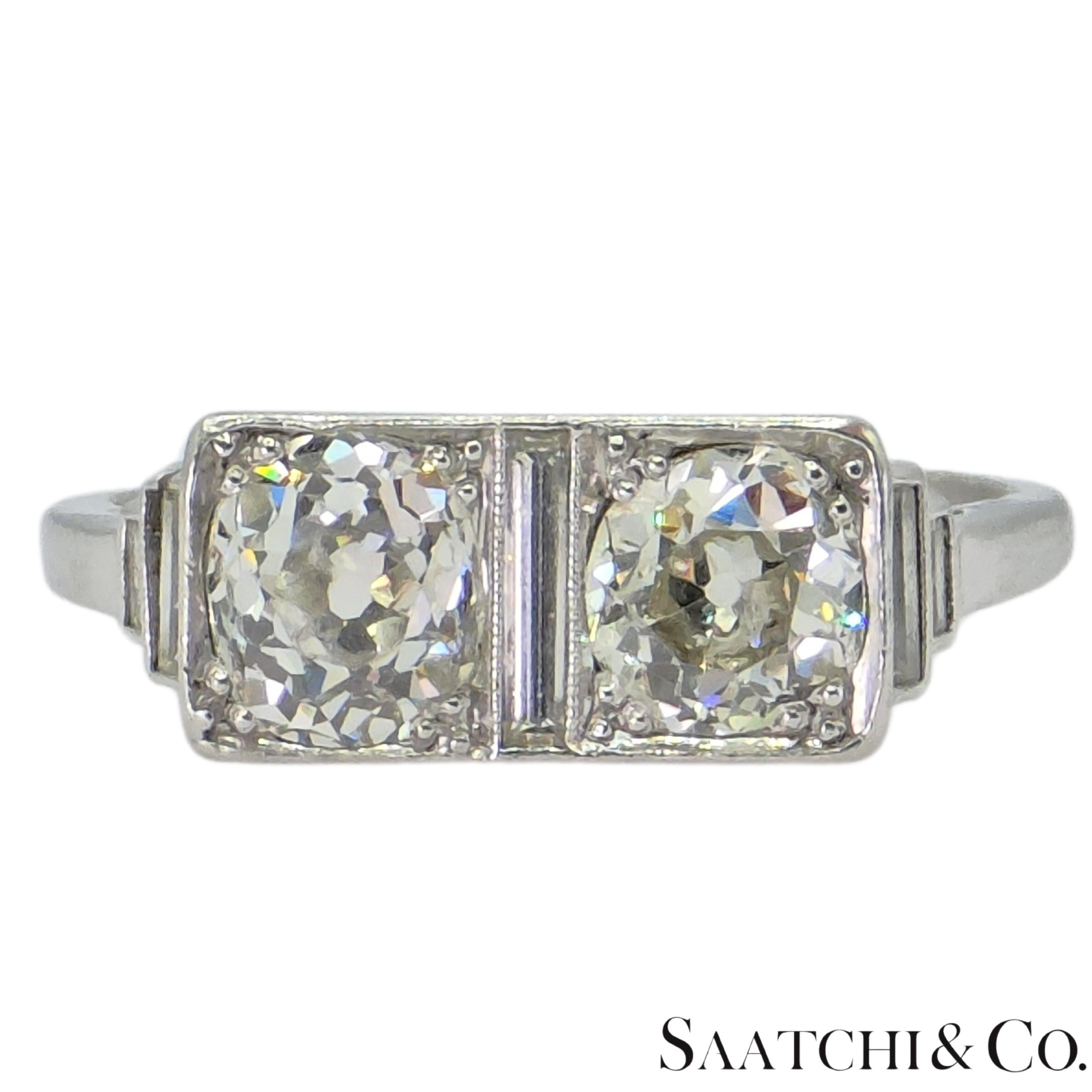 Anillo de diamantes Art Decó Vintage

Tipo de metal: Platino 950
Peso total del artículo: 3,19 gramos
Tamaño: 5.5 (Redimensionable)

1:
Peso del diamante natural: 1,10 qt.
Nº de diamantes: 2 (0,55 ct c/u)
Grado de Claridad del Diamante: VS Calidad
