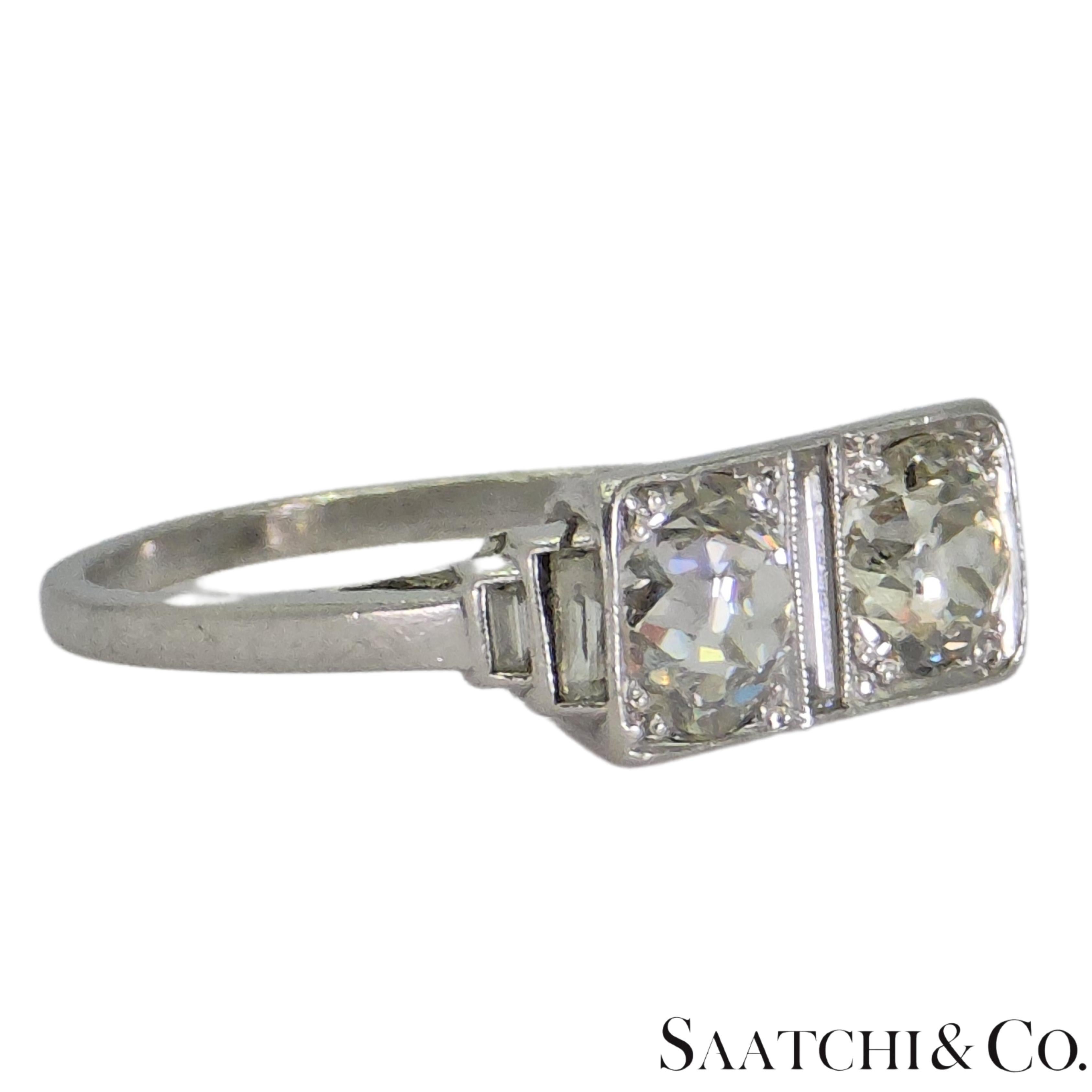 Anillo de diamantes Art Decó Vintage en platino Corte cojín en venta