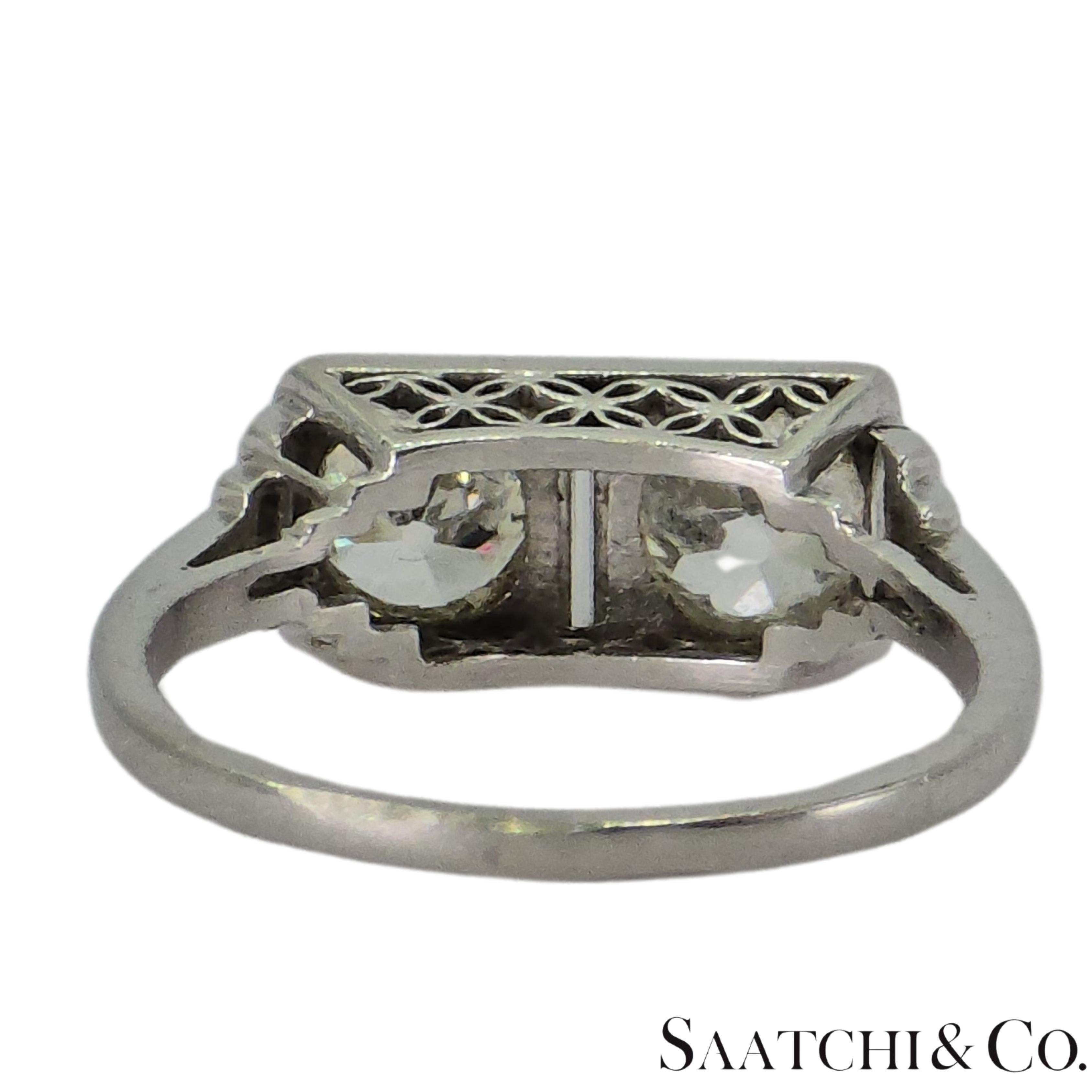 Anillo de diamantes Art Decó Vintage en platino en venta 3