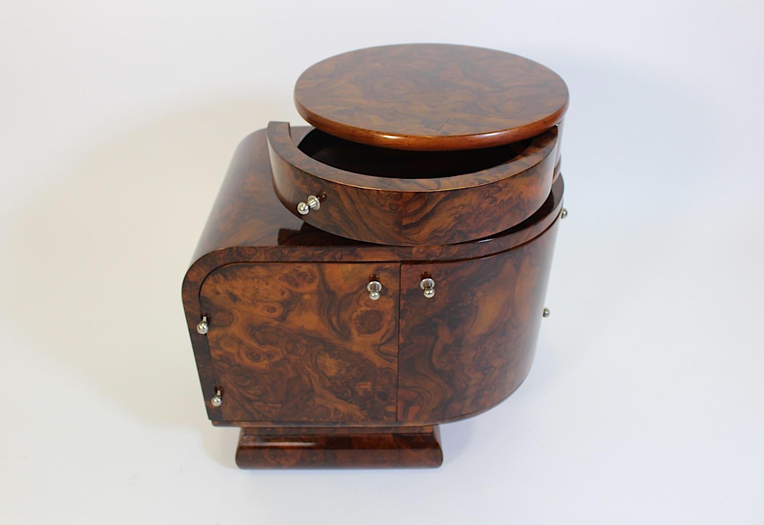 Impiallacciato Art of Vintage Marrone Lucido Noce Nichel Cassapanca Geometrica c 1930 Vienna in vendita