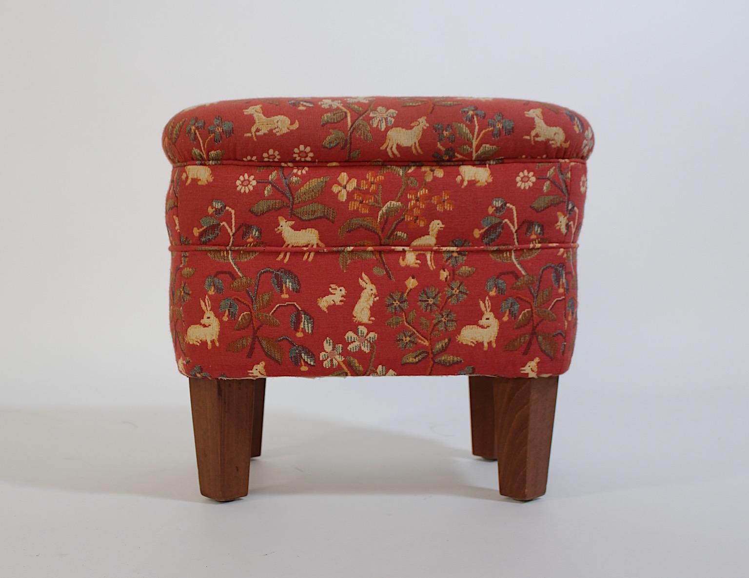 Rechteckiger Art-Déco-Hocker mit Tierblumen aus Buche in Rosa, um 1925, Wien (Österreichisch) im Angebot