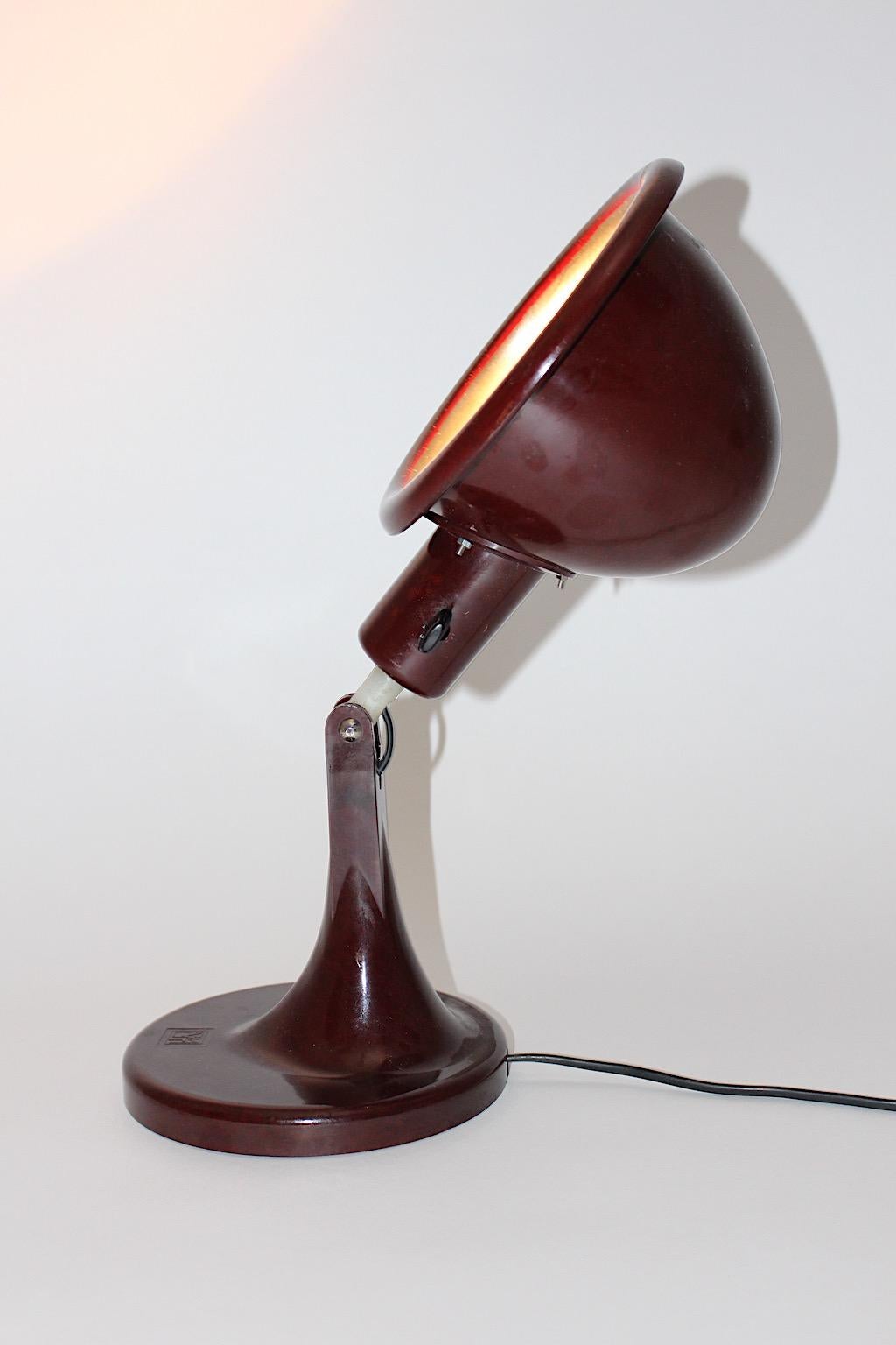 Lampe de bureau Art Déco vintage en bakélite rouge, années 1920, Allemagne Bon état - En vente à Vienna, AT