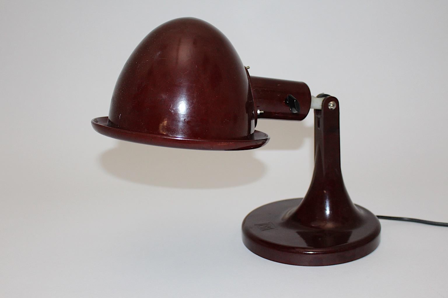 Début du 20ème siècle Lampe de bureau Art Déco vintage en bakélite rouge, années 1920, Allemagne en vente