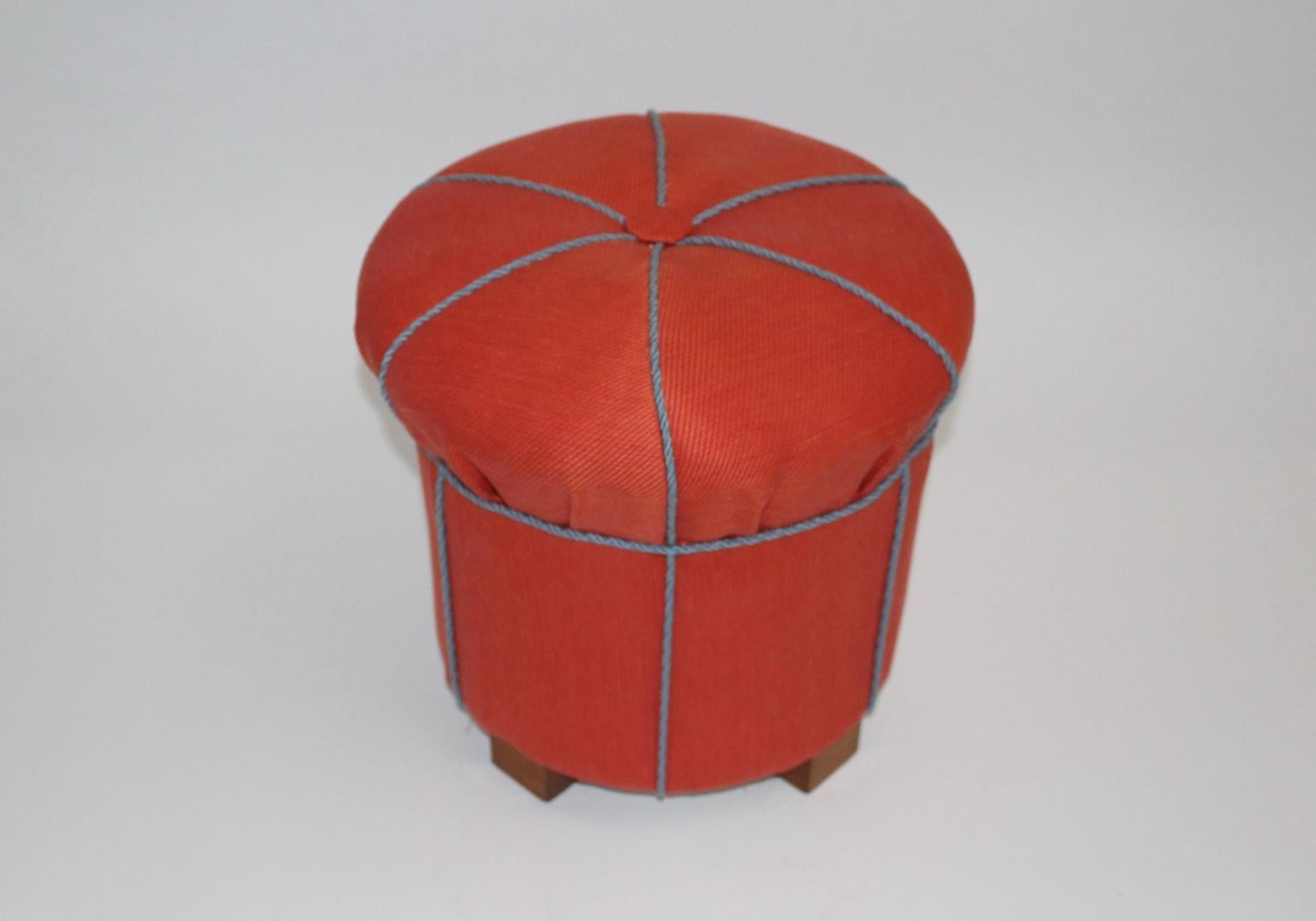 Art-Déco-Pouf aus rotem Stoff aus Buche im Vintage-Stil, Österreich, um 1930 (Art déco) im Angebot