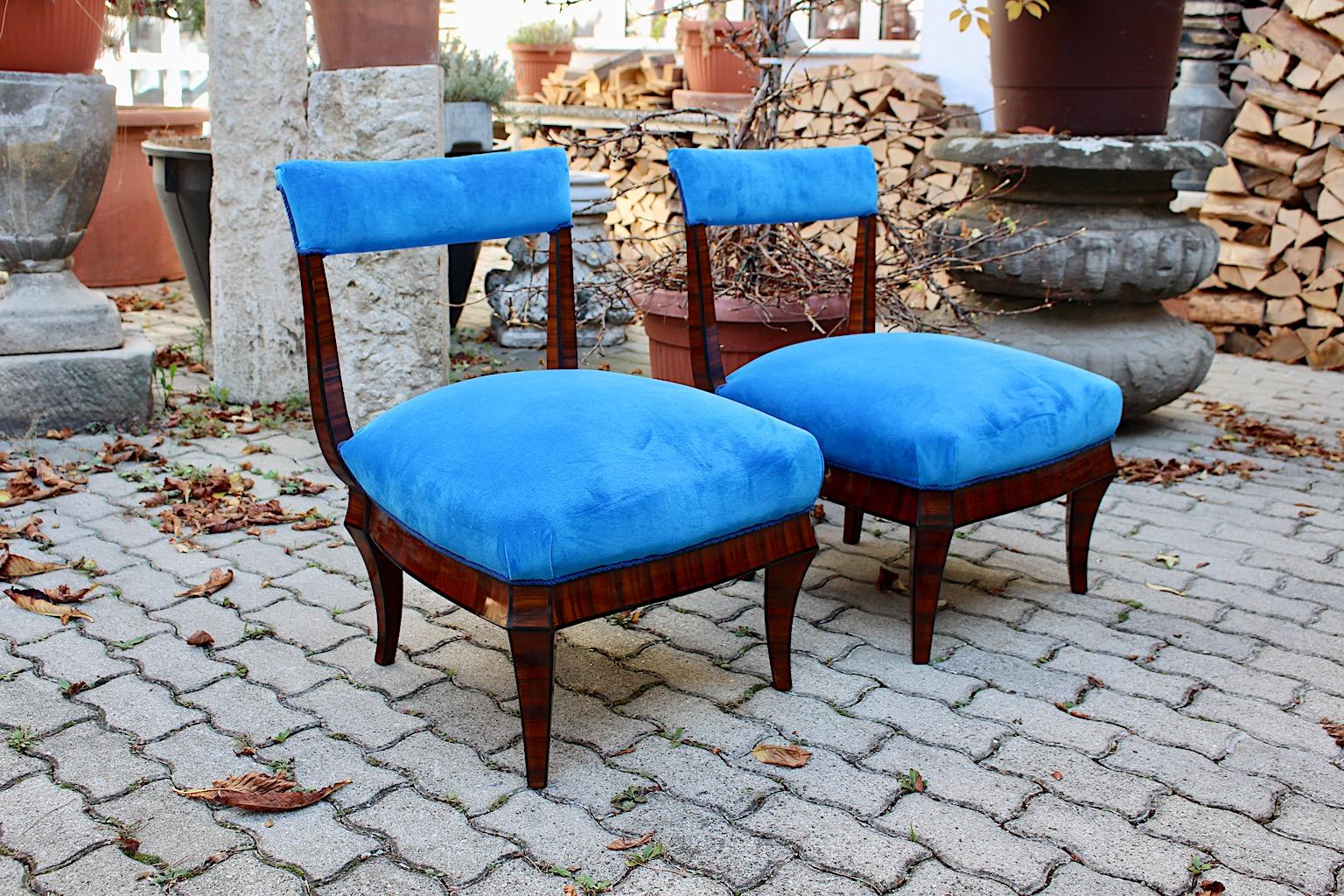 Art of Vintage Duo di sedie in noce e velluto blu Coppia di sedie laterali o lunghe nella cerchia della Wiener Werkstätte Hugo Gorge Dagobert Peche Vienna circa 1925.
Una bella coppia di poltrone o sedie lunghe in noce e un nuovo rivestimento in