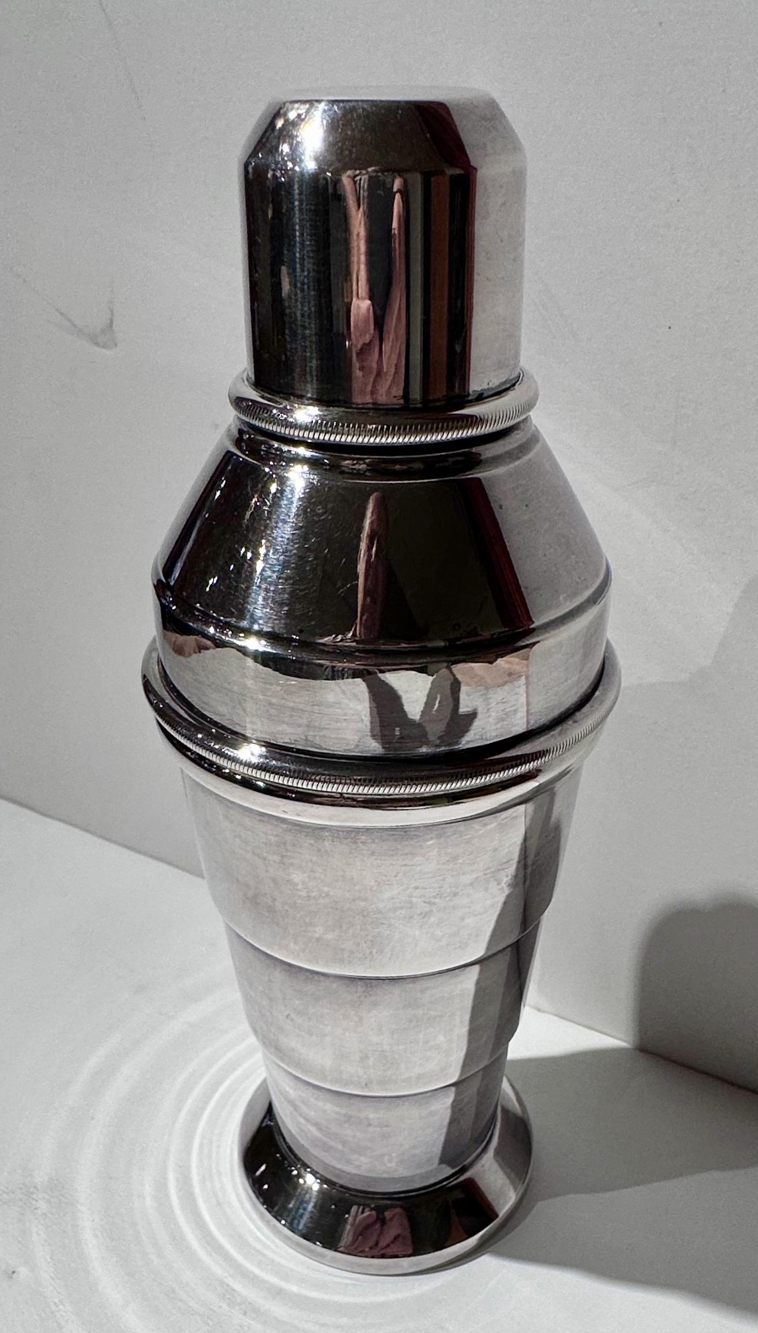 Art Deco Vintage Silver Plated Stepped Cocktail Shaker by A L Davenport Ltd In Good Condition For Sale In Oakland, CA