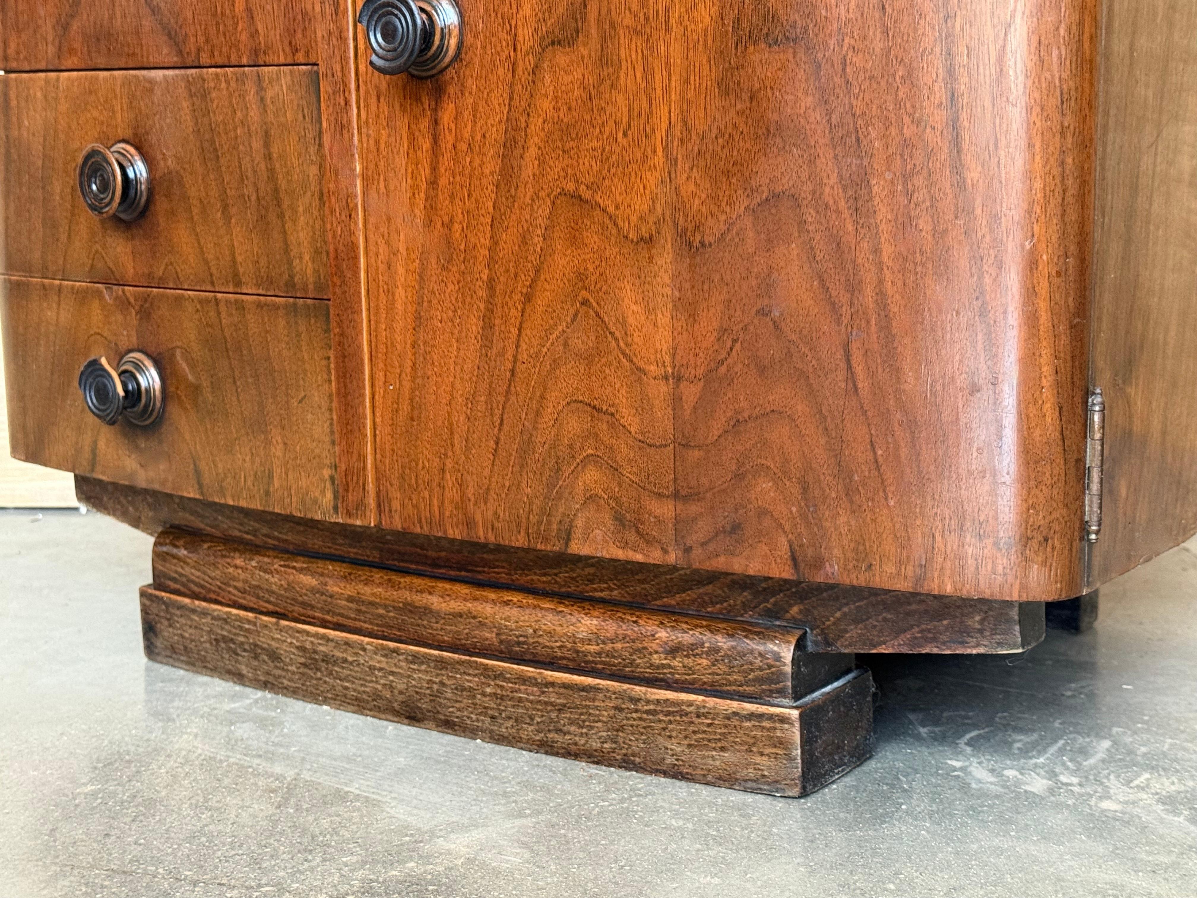 Art Deco Vintage Noyer Espagnol  Tables de nuit 1930 , Signé en vente 5