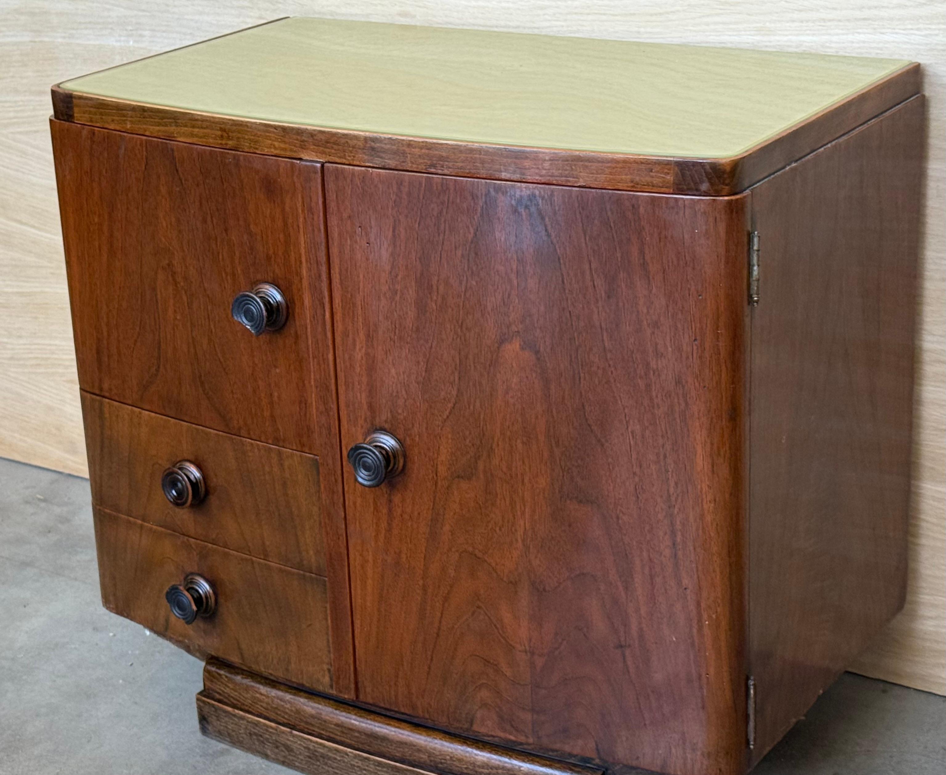 Paire de tables de nuit vintage Art Deco en duo en contreplaqué et placage de noyer vernis à la main, Espagne des années 1930. Très belle paire de tables de nuit ou petits coffres Art Déco, chacun avec deux portes et deux tiroirs. Les tables de nuit