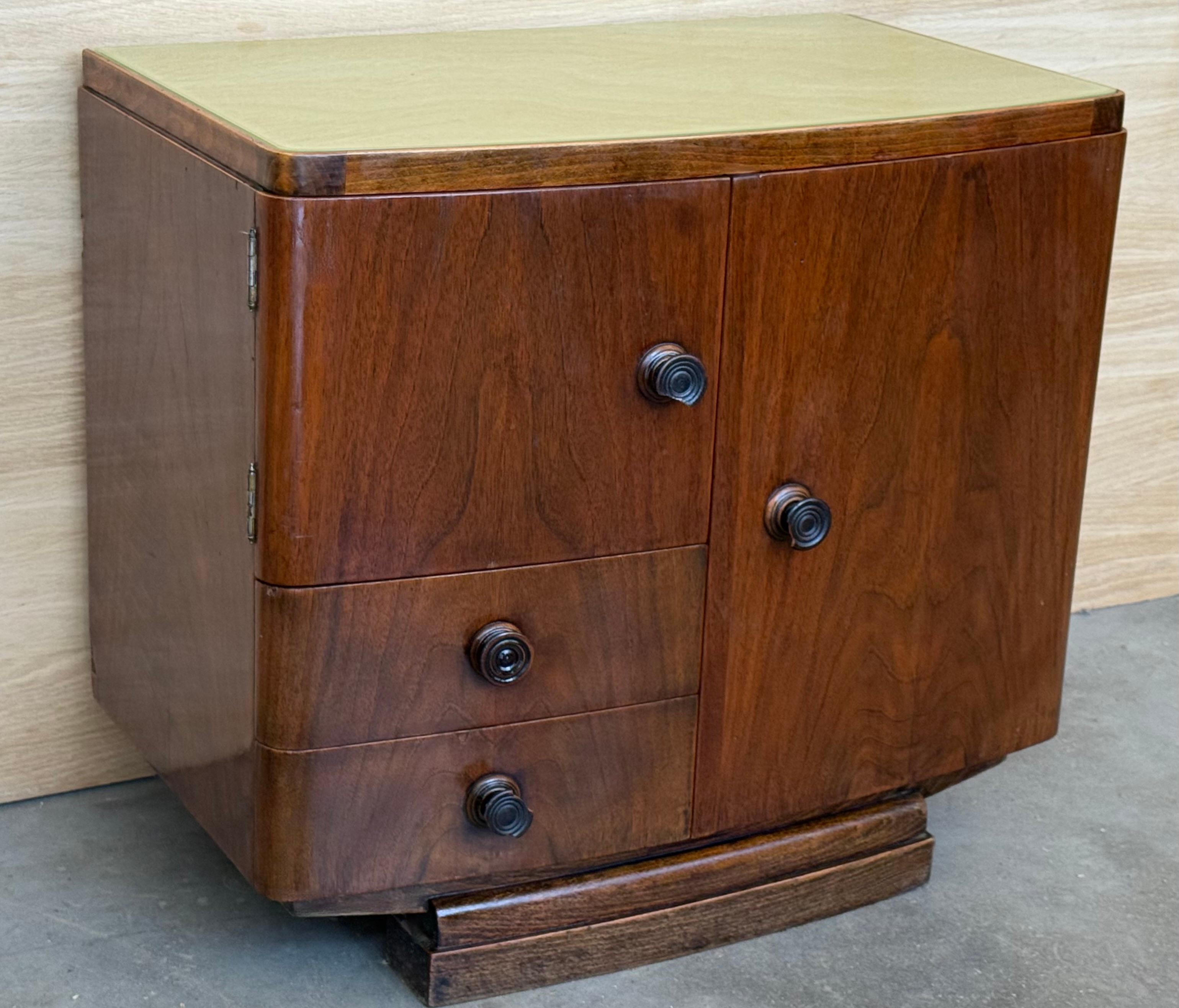Art Deco Vintage Noyer Espagnol  Tables de nuit 1930 , Signé Bon état - En vente à Miami, FL