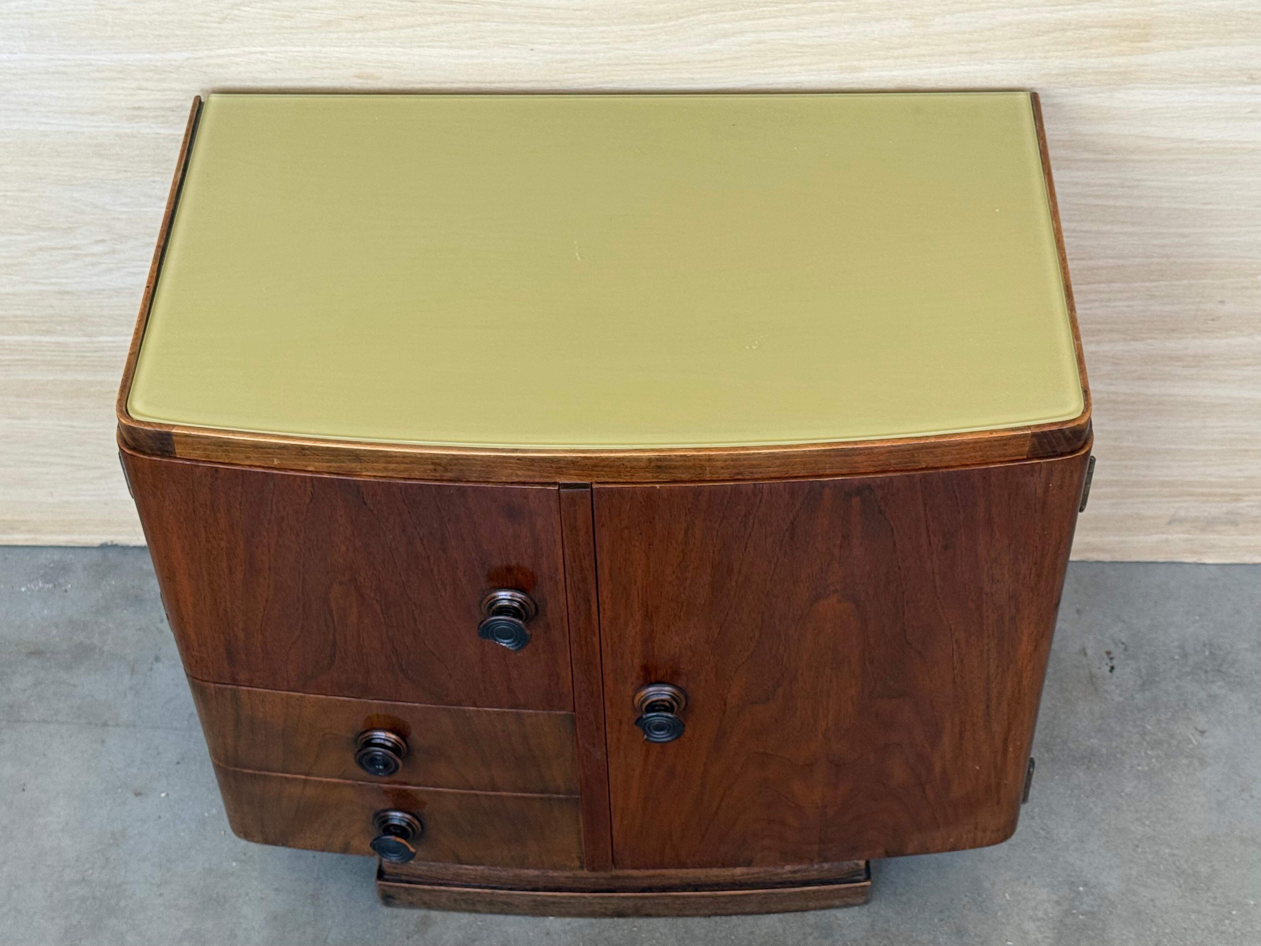 20ième siècle Art Deco Vintage Noyer Espagnol  Tables de nuit 1930 , Signé en vente