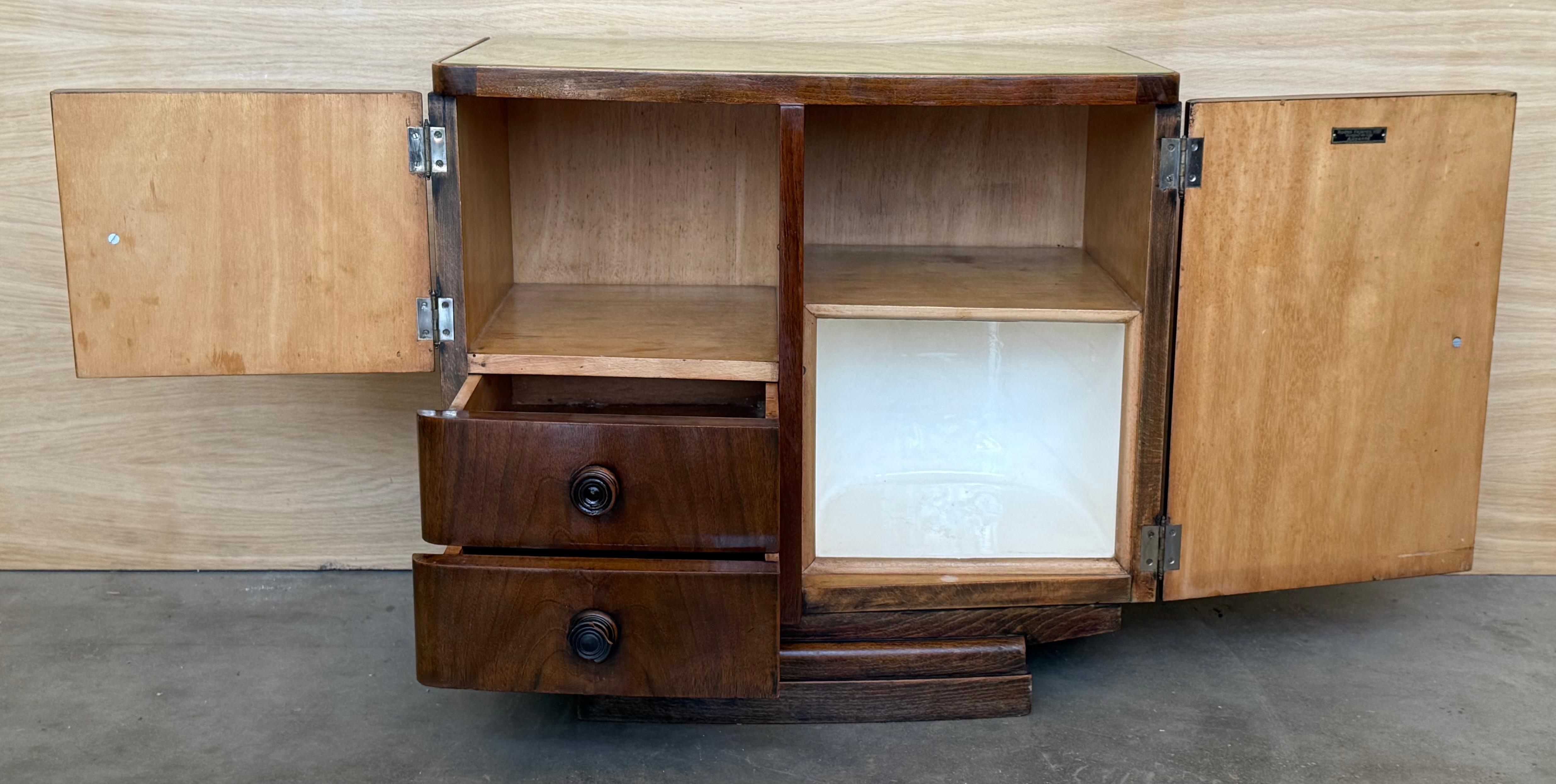 Art Deco Vintage Noyer Espagnol  Tables de nuit 1930 , Signé en vente 1