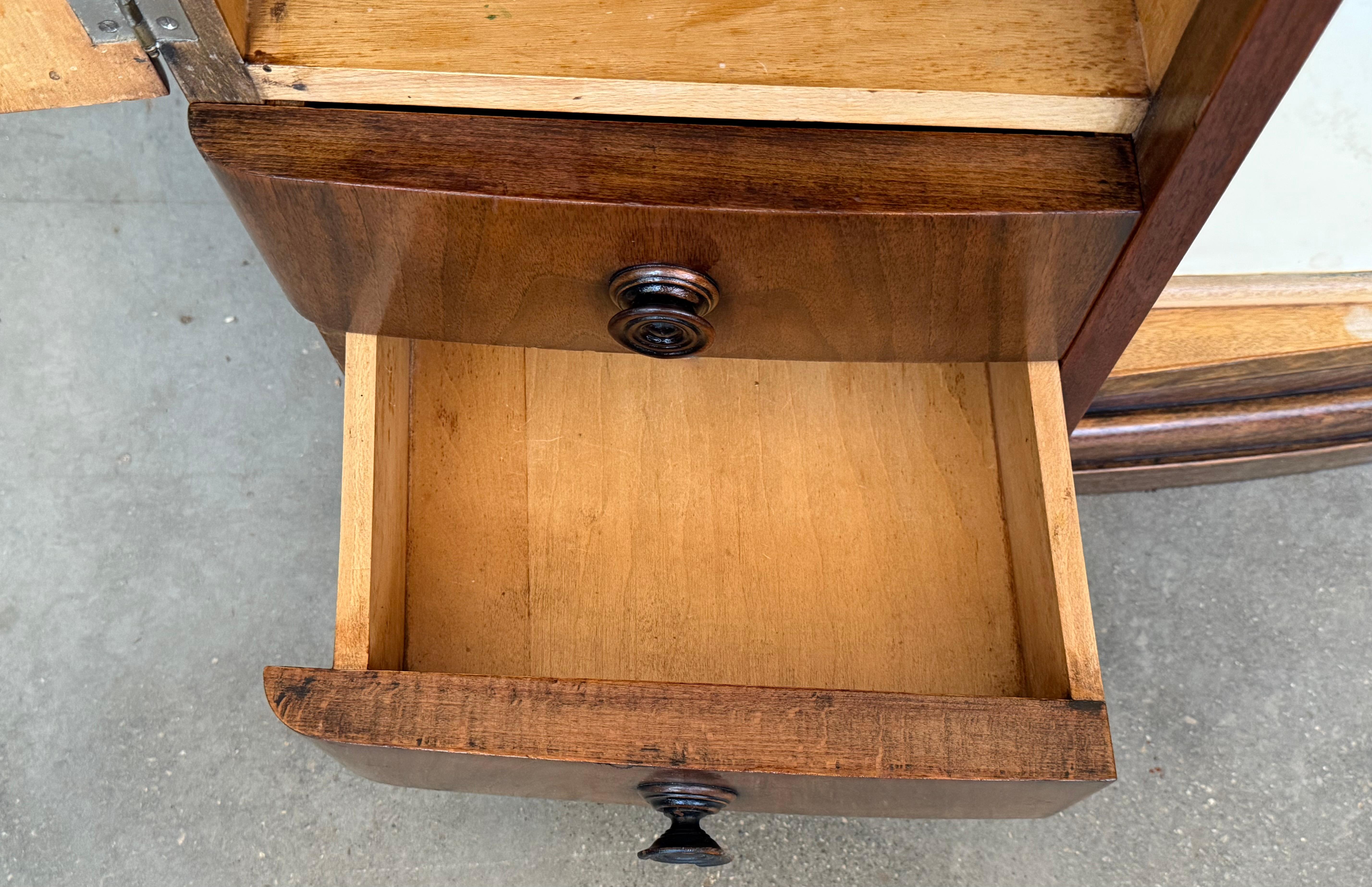 Art Deco Vintage Noyer Espagnol  Tables de nuit 1930 , Signé en vente 3