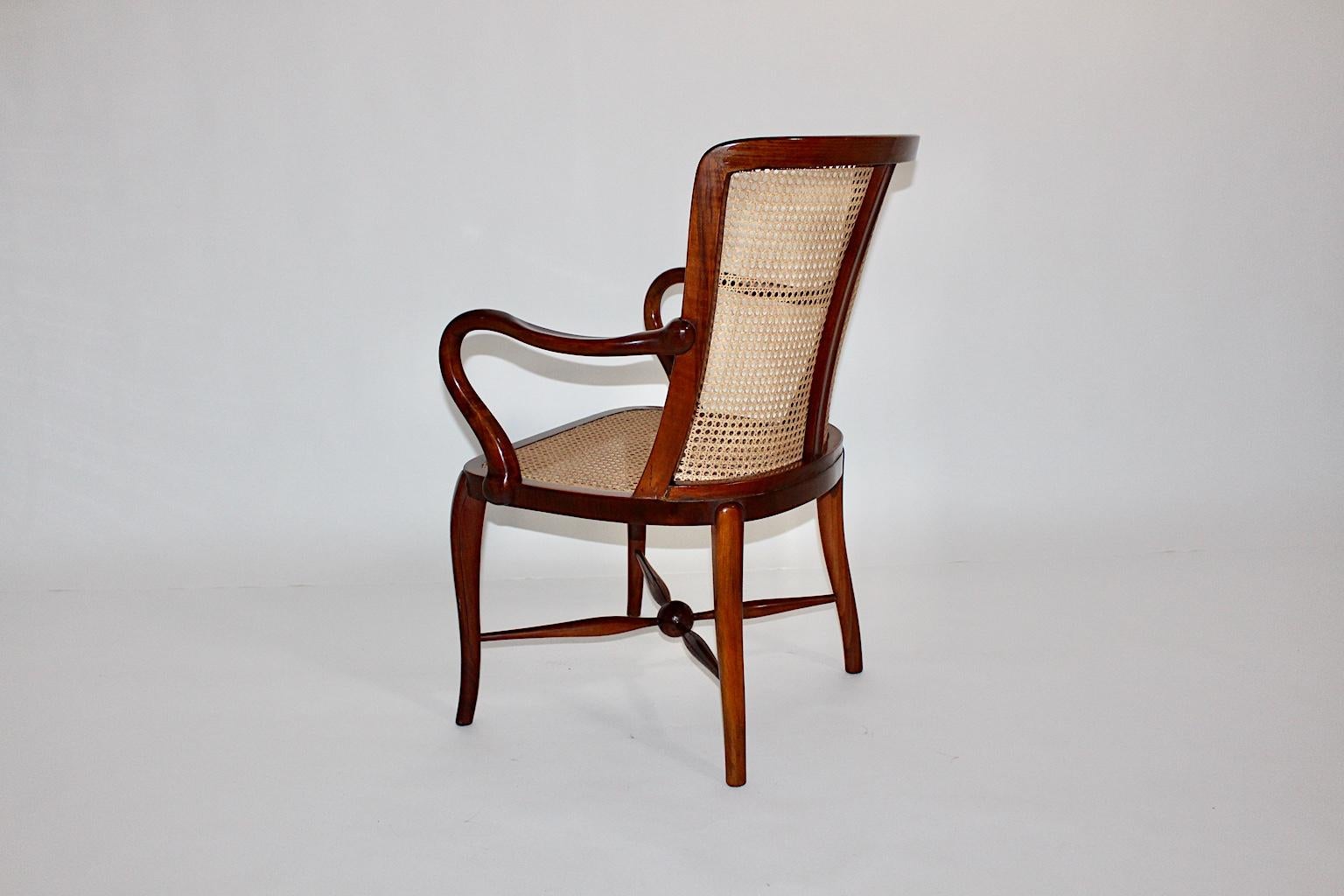 Art Deco Sessel oder Lounge Chair Design von Walter Sobotka (aus dem Umkreis von Josef Frank) für die Wiener Werkbundsiedlung, um 1930.
Dieser erstaunliche Sessel aus der Art Déco-Ära hat ein Gestell aus massivem Nussbaumholz, während die erneuerte