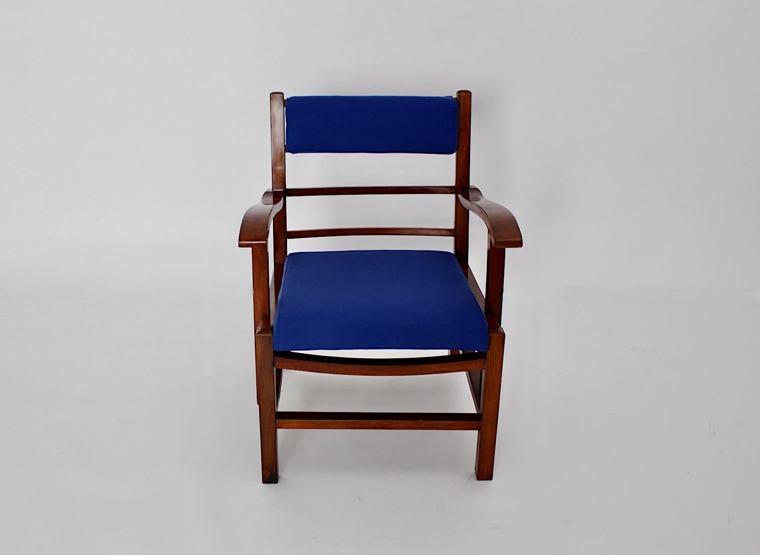 Fauteuil de salon Art Déco vintage en noyer et tissu bleu, circa 1925, Vienne en vente 5