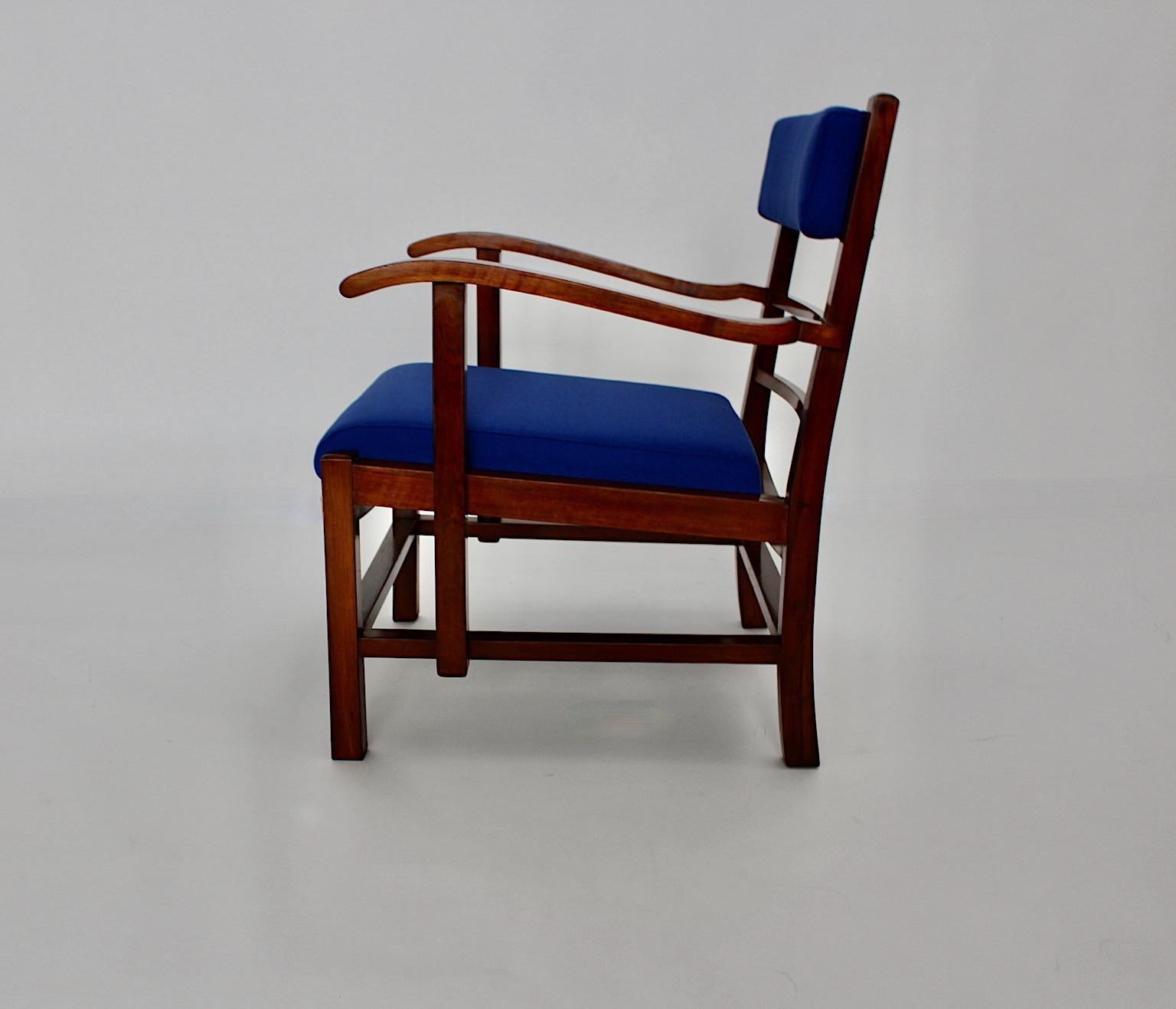 Fauteuil ou chaise longue Art Déco vintage en noyer et tissu bleu électrique conçu et réalisé vers 1925 à Vienne dans le cercle de Fritz Gross.
Alors que le cadre en noyer est poli à la gomme-laque à la main, l'assise et le dossier sont retapissés