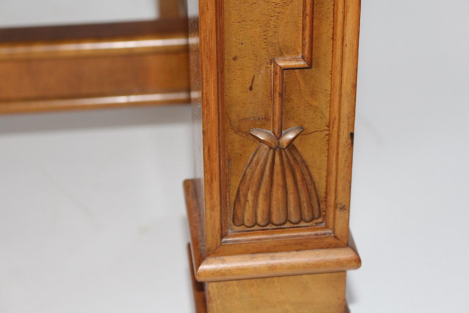 Table d'appoint ou console Art Deco vintage en noyer et laiton dans le cercle Dagobert Peche circa 1930 Autriche.
Une étonnante table d'appoint ou console en noyer massif et placage de noyer.
avec de gracieux détails en laiton étoilé et des poignées