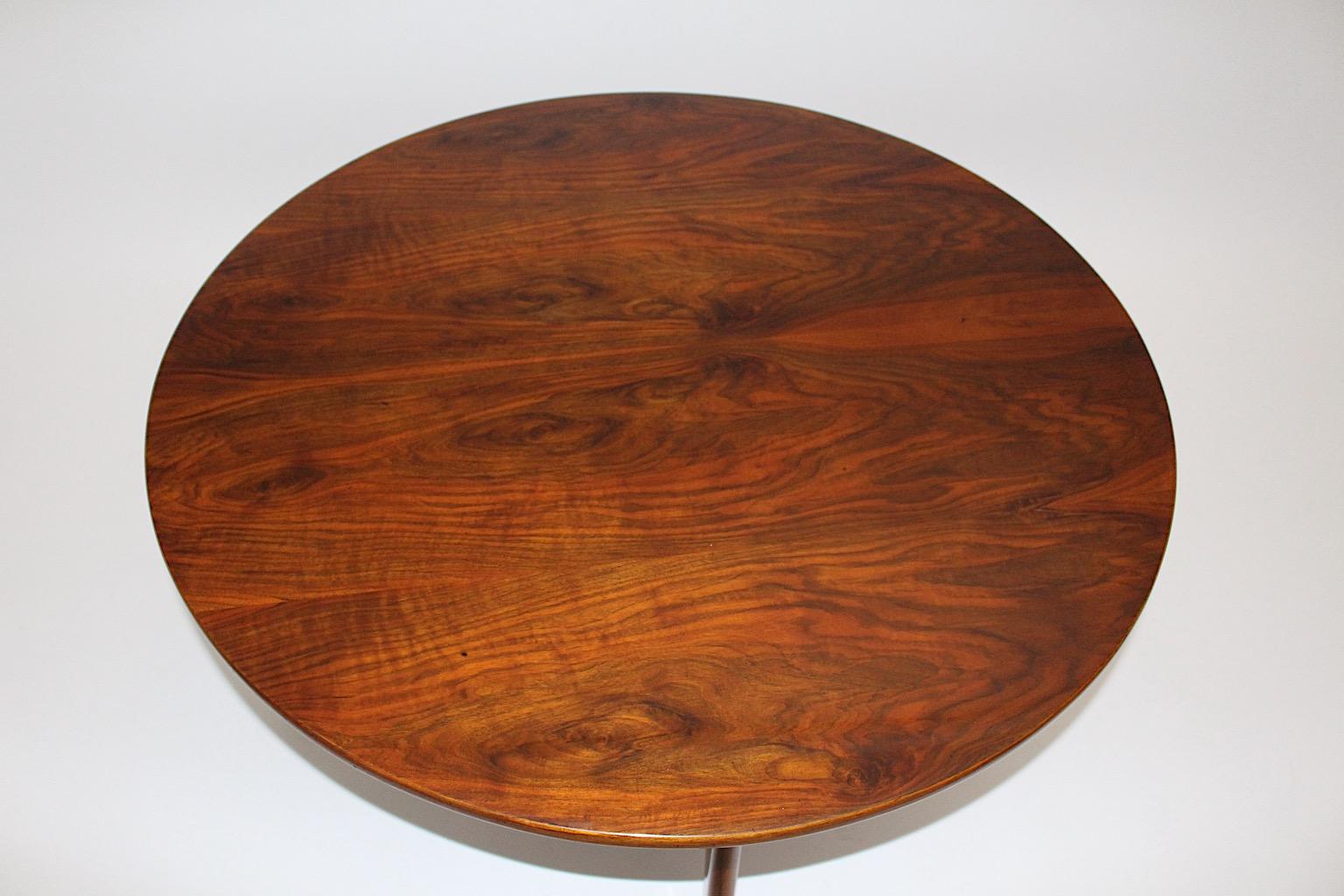 Art of Vintage Vintage Walnut Circular Coffee Table Sofa Table Circle Josef Frank 1927 en vente 3