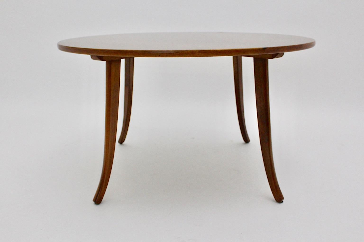 Table basse ou table de canapé circulaire en noyer de style Art of Vintage 
Felix Augenfeld dans le cercle de Josef Frank exécuté par Karl Schreitel, Wien vers 1927.
Une belle table basse ou table de canapé en noyer massif et plaqué, montrant un