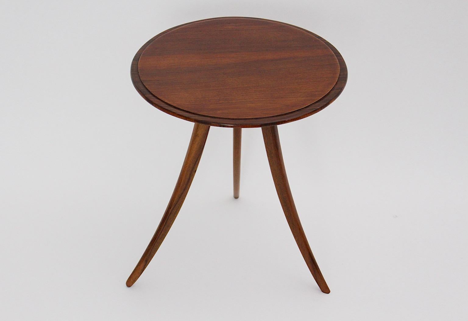 Table basse ou table d'appoint circulaire Art Déco en noyer par Josef Frank pour Haus & Garten vers 1925, Vienne.
Une table basse étonnante avec trois pieds courbés en noyer massif et un plateau circulaire en placage de noyer.
Cette table basse est