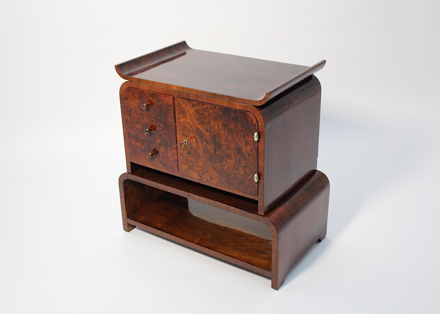 Art Deco vintage autoportant en noyer de type pagode ou table d'appoint attribué à Lajos Kozma années 1920.
Cette superbe table d'appoint ou commode en placage de noyer est élégamment composée de trois (3) tiroirs avec poignées en bois et d'une (1)