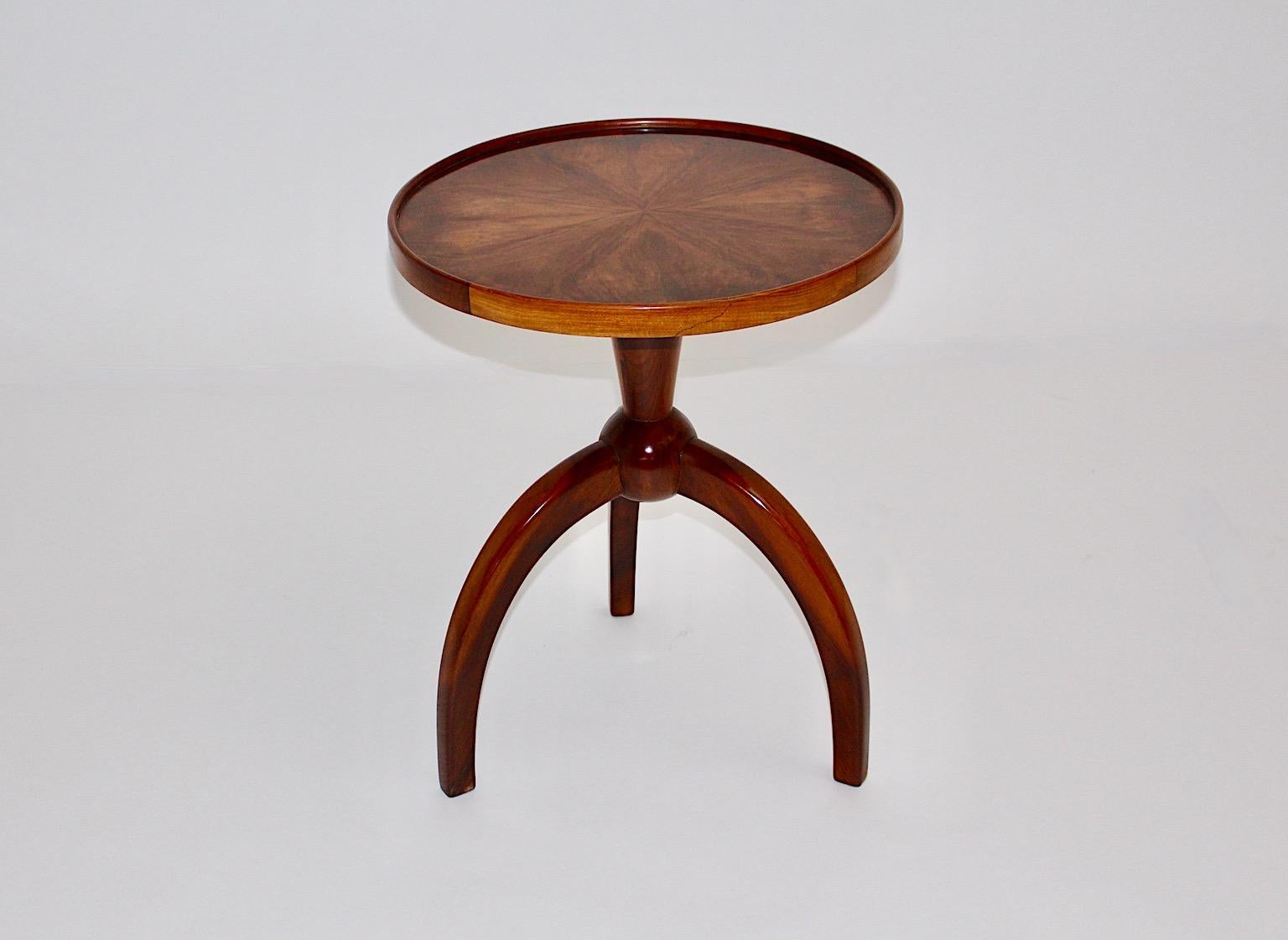Art Deco vintage side table from walnut Wiener Möbel Viennese Living in the cercle of Josef Frank attributed to Walter Sobotka circa 1928 Vienna.
The handmade and high quality side table shows a gorgeous base with three curved legs and a round ball