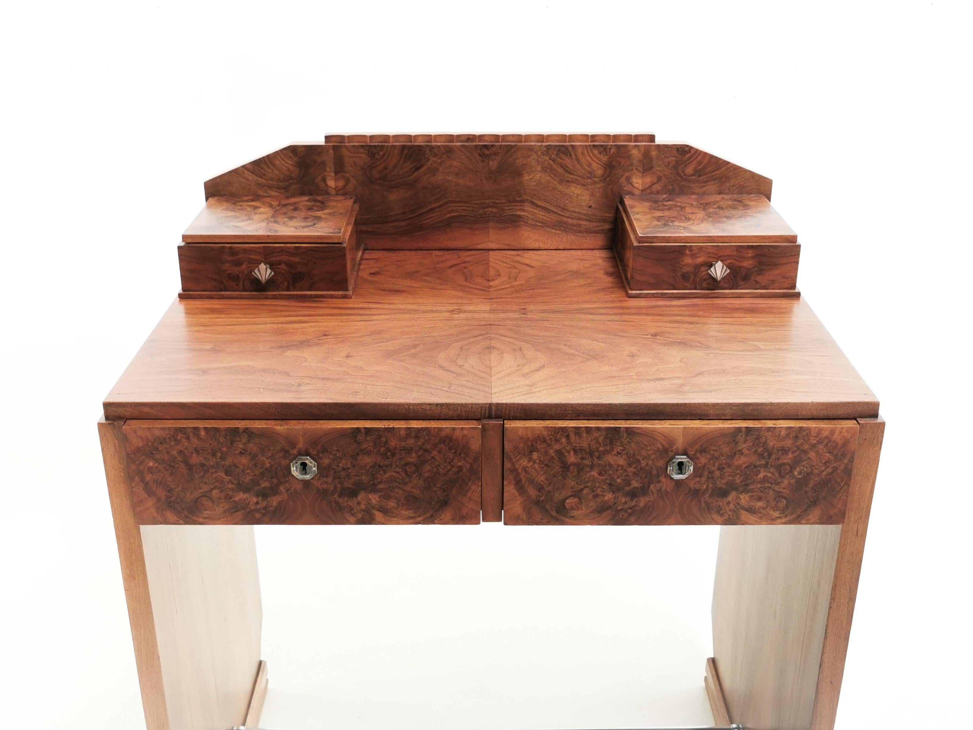 Art Deco walnut desk

An Art Deco wright desk that dates to the 1930s. Made from walnut and very compact.

A raised gallery back, two drawers and writing surface above two frieze drawers, raised on shaped sides united by a stretcher

Art Deco