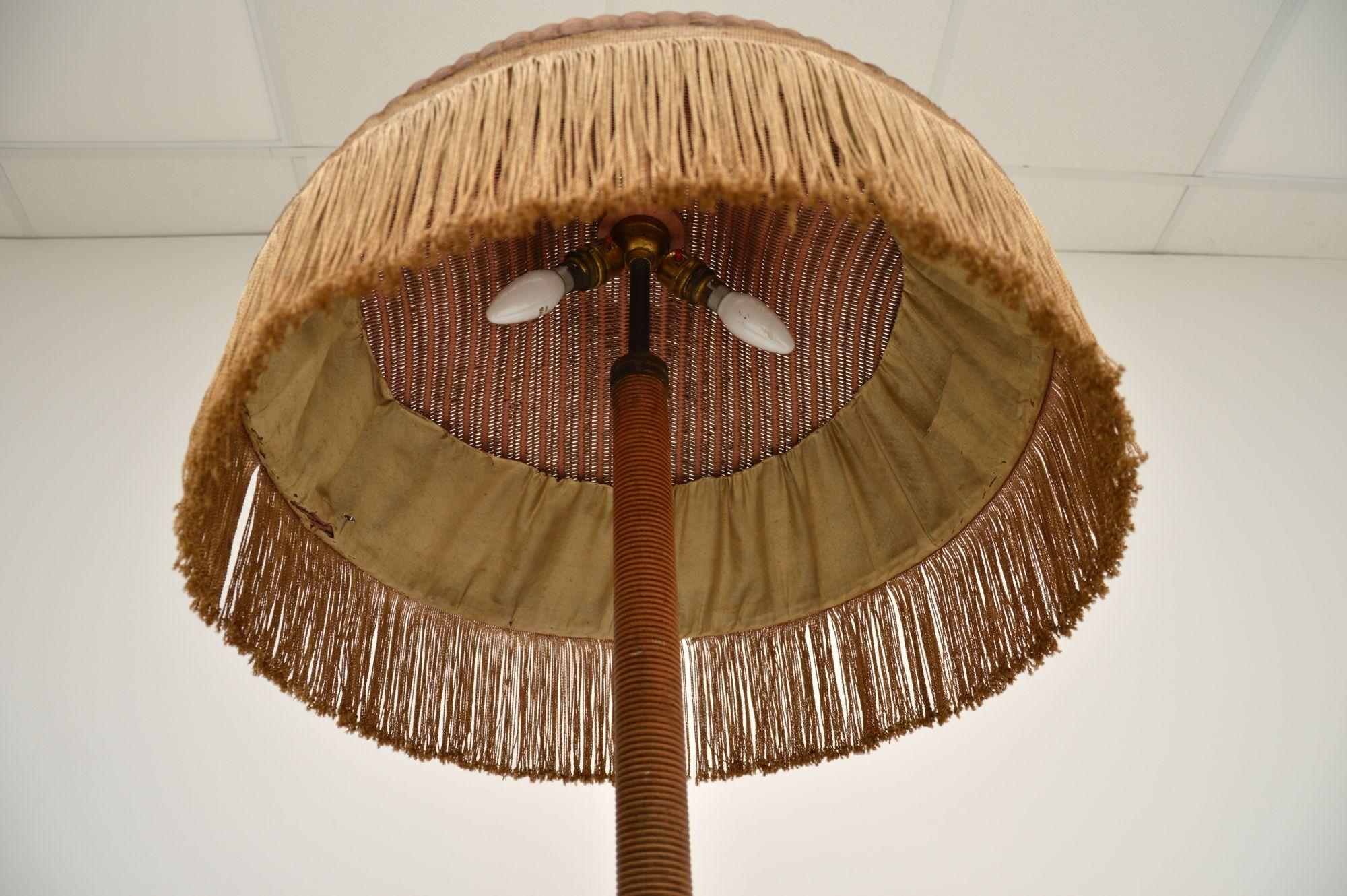 Mid-20th Century Art Deco Vintage Wicker Floor Lamp by Lloyd Loom