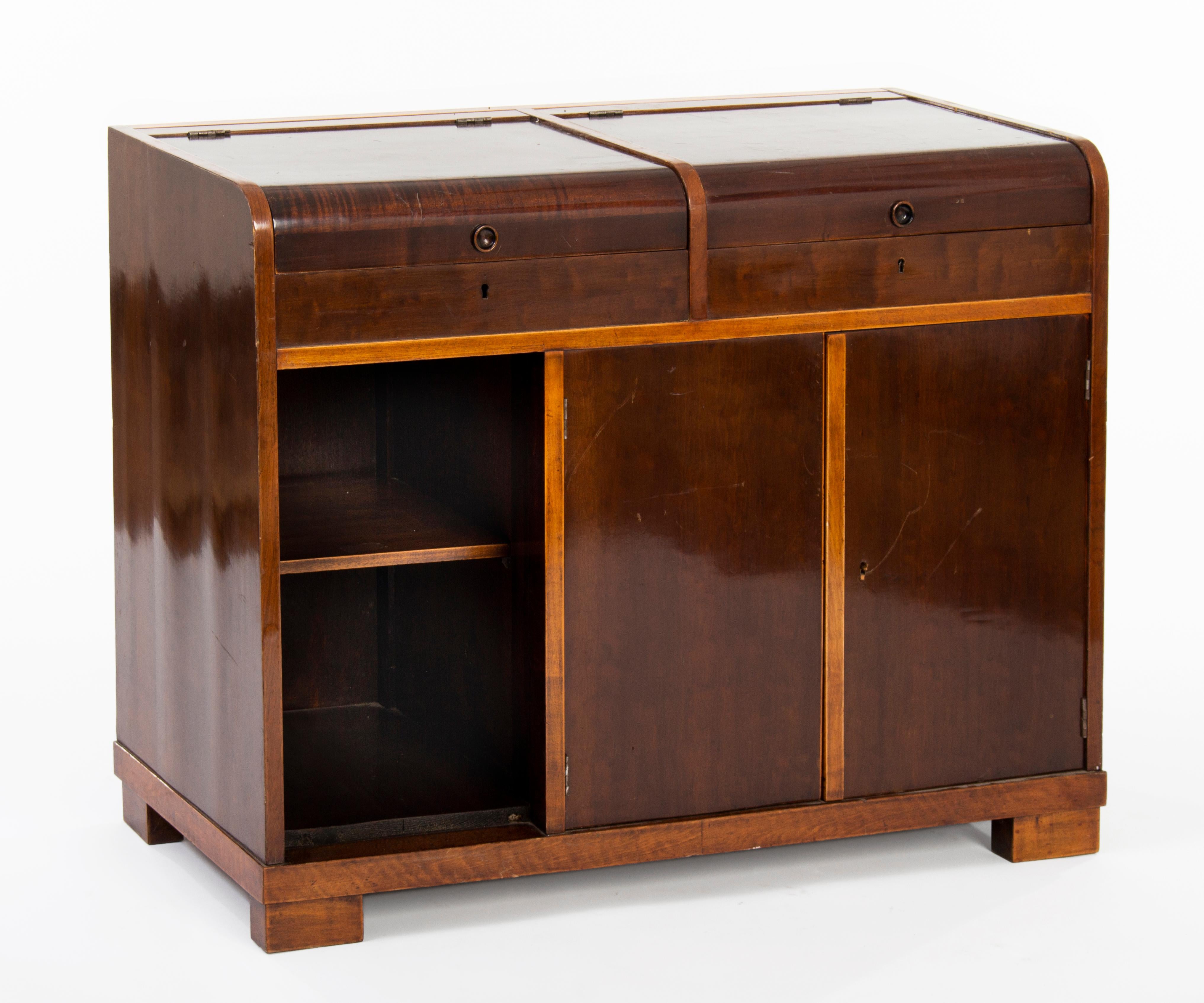 Storage cabinet for vinyl discs and analog recordplayer, of pine with walnut veneer.