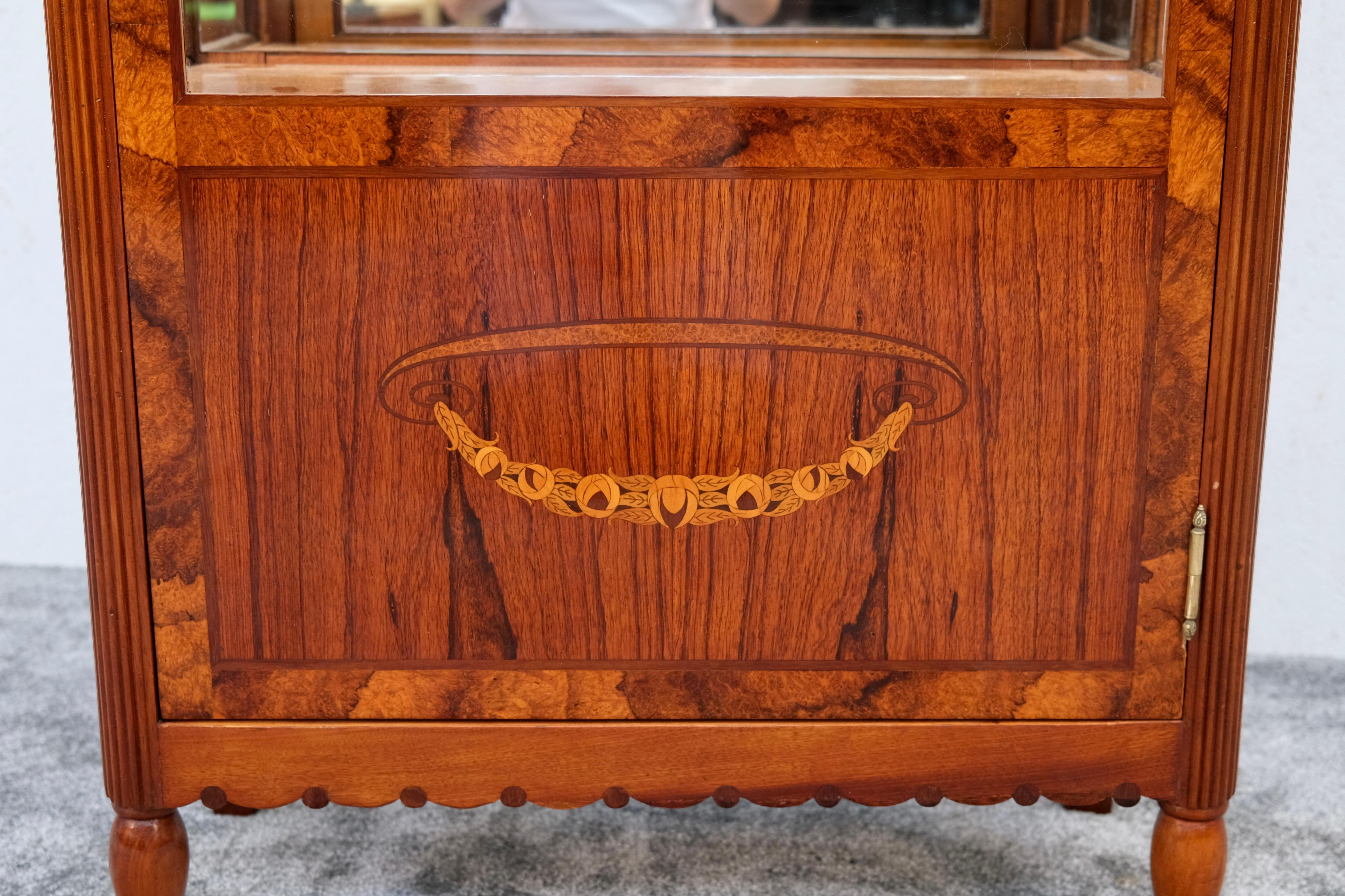 Art Deco Vitrine, Display Cabinet in Amboyna with Marble Top, circa 1925 For Sale 4