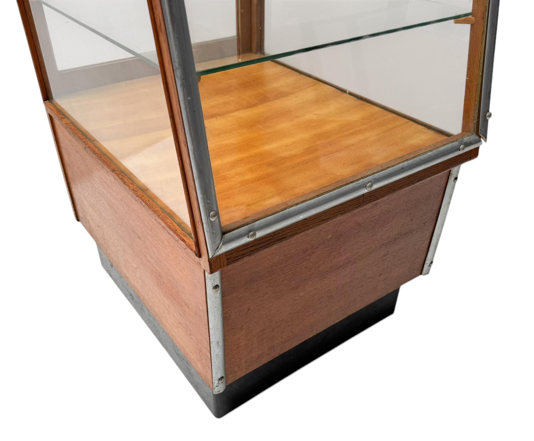 Art Deco Vitrine or Display Cabinet by Y. Minks Leeuwarden, 1930s 7