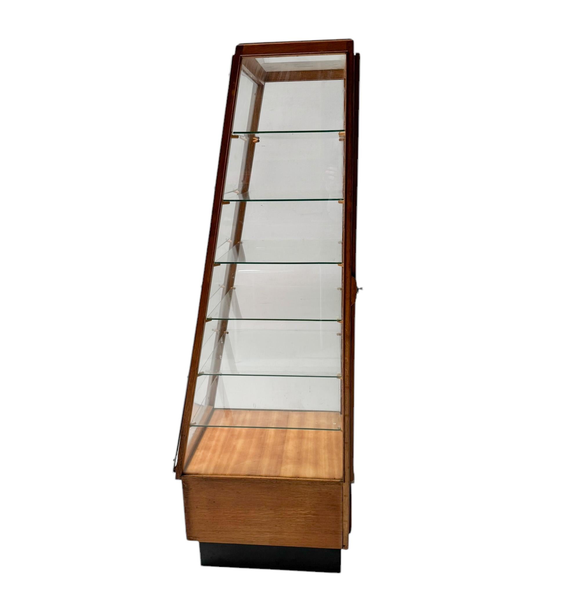Stunning and elegant Art Deco vitrine or display cabinet.
Design by Y. Minks Leeuwarden.
Striking Dutch design from the 1930s.
Solid oak frame with glass and door on original black lacquered stand.
Original decorative nickel-plated handle on the