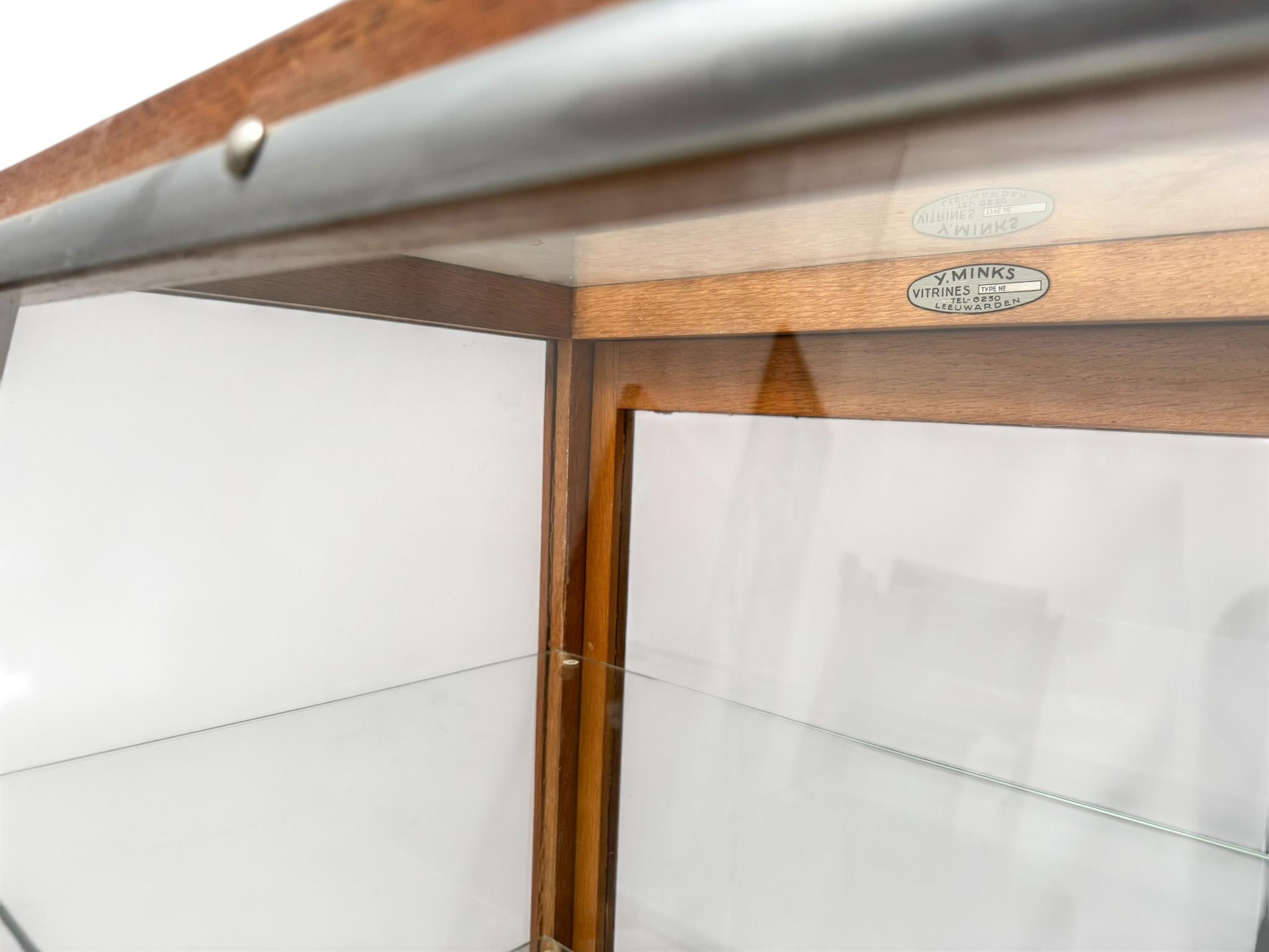 Art Deco Vitrine or Display Cabinet by Y. Minks Leeuwarden, 1930s 3