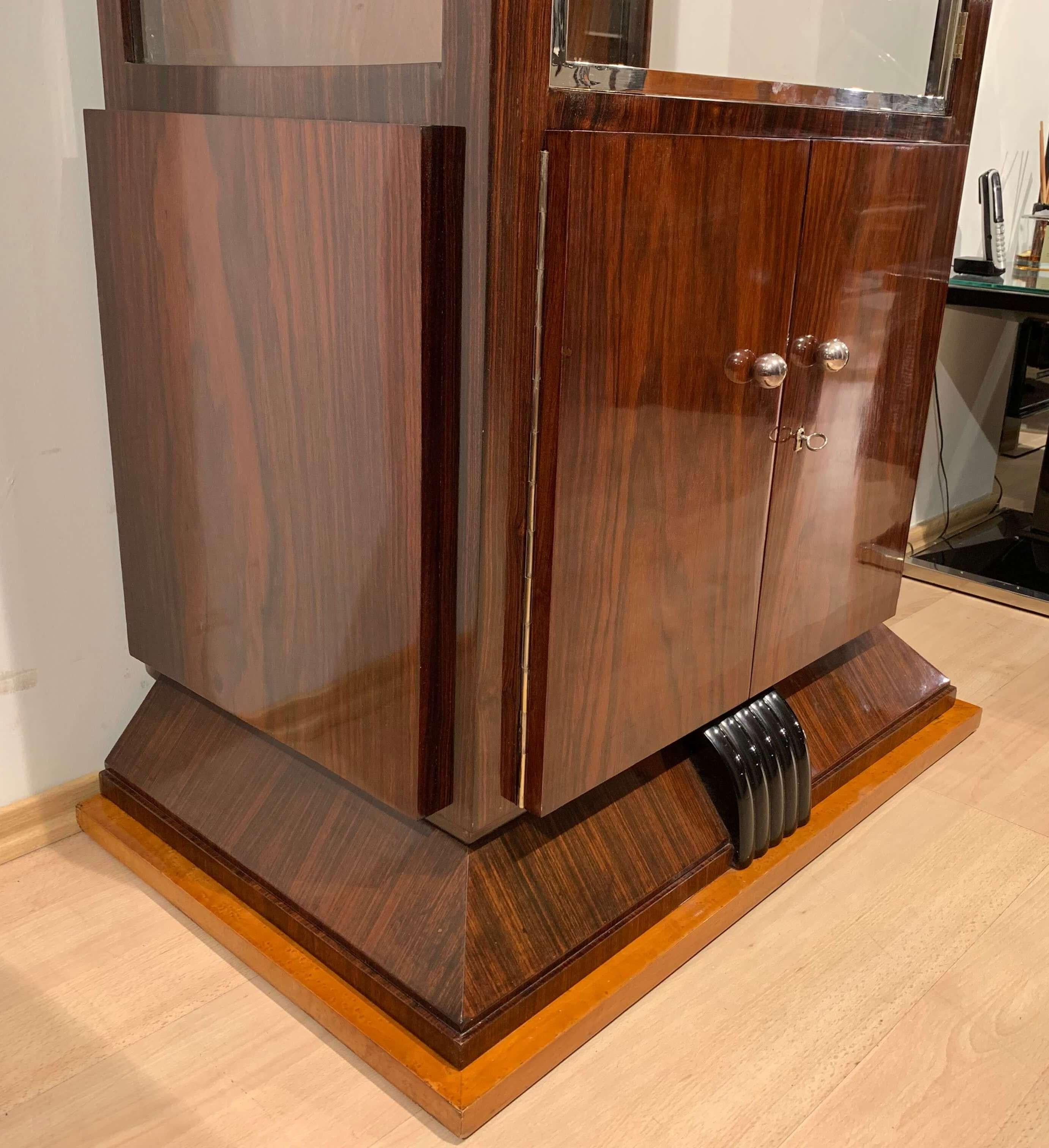 French Art Deco Vitrine Showcase, Three Sides Glass, Rosewood/Maple, France, circa 1925 For Sale