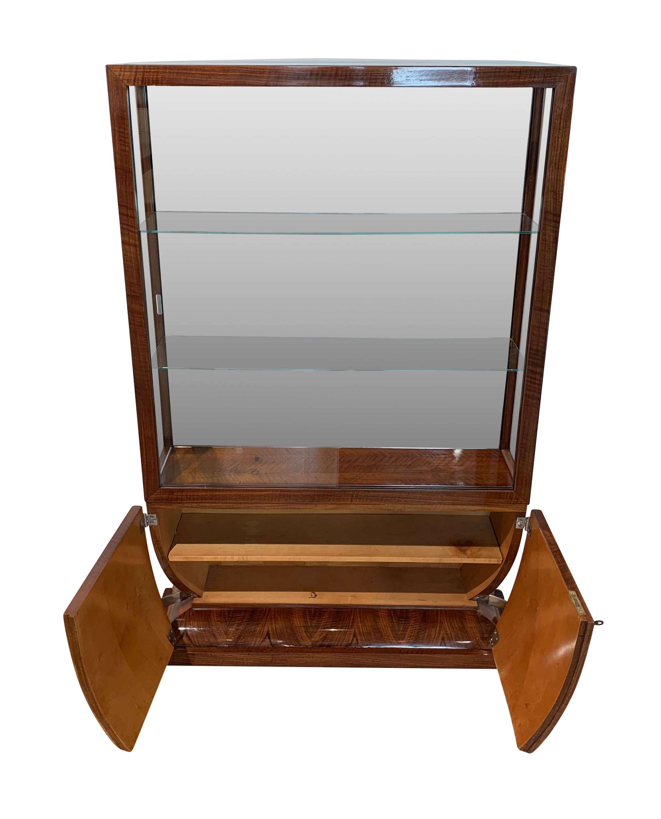 Art Deco Vitrine, Walnut Veneer, Three Sides Glassed, France, circa 1930 In Good Condition In Regensburg, DE