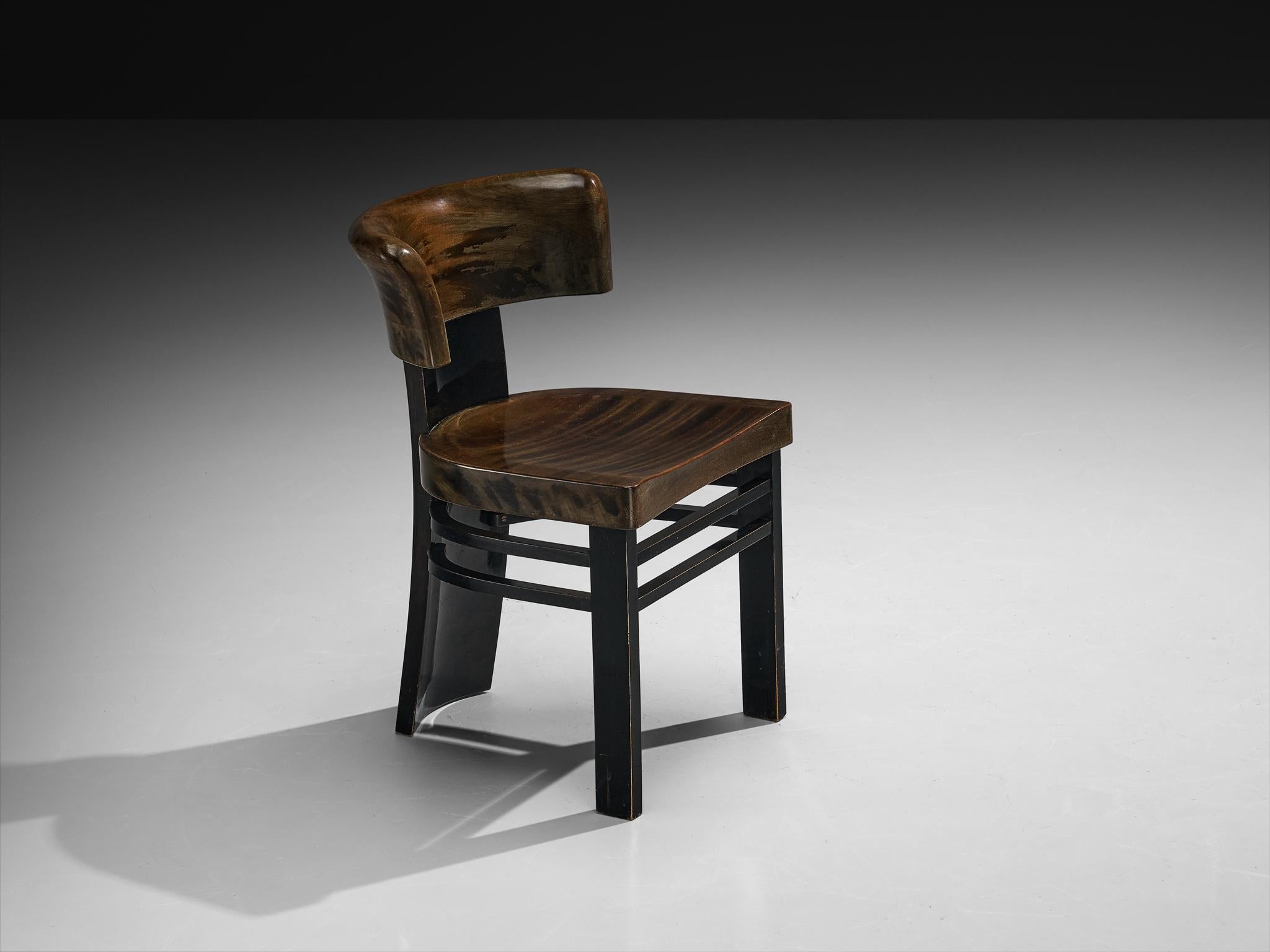 Vittorio Valabrega Stuhl, lackiertes Holz, 1930er Jahre, Italien

Dieser elegante Stuhl aus den 1930er Jahren, entworfen von Vittorio Valabrega, spiegelt die raffinierten Linien und den kühnen Charakter des italienischen Art-déco-Möbeldesigns wider.