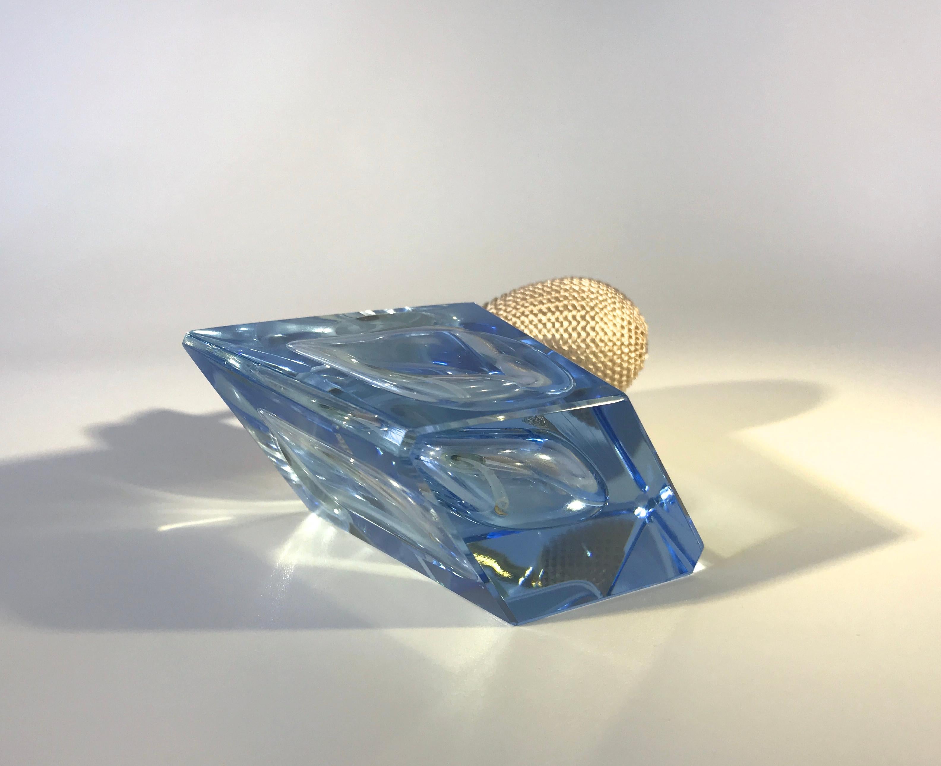 Art Deco Vogue Vintage Electric Blue Crystal Parfüm Atomiser und Diagonal Tablett, Electric Blue Crystal (Glas) im Angebot