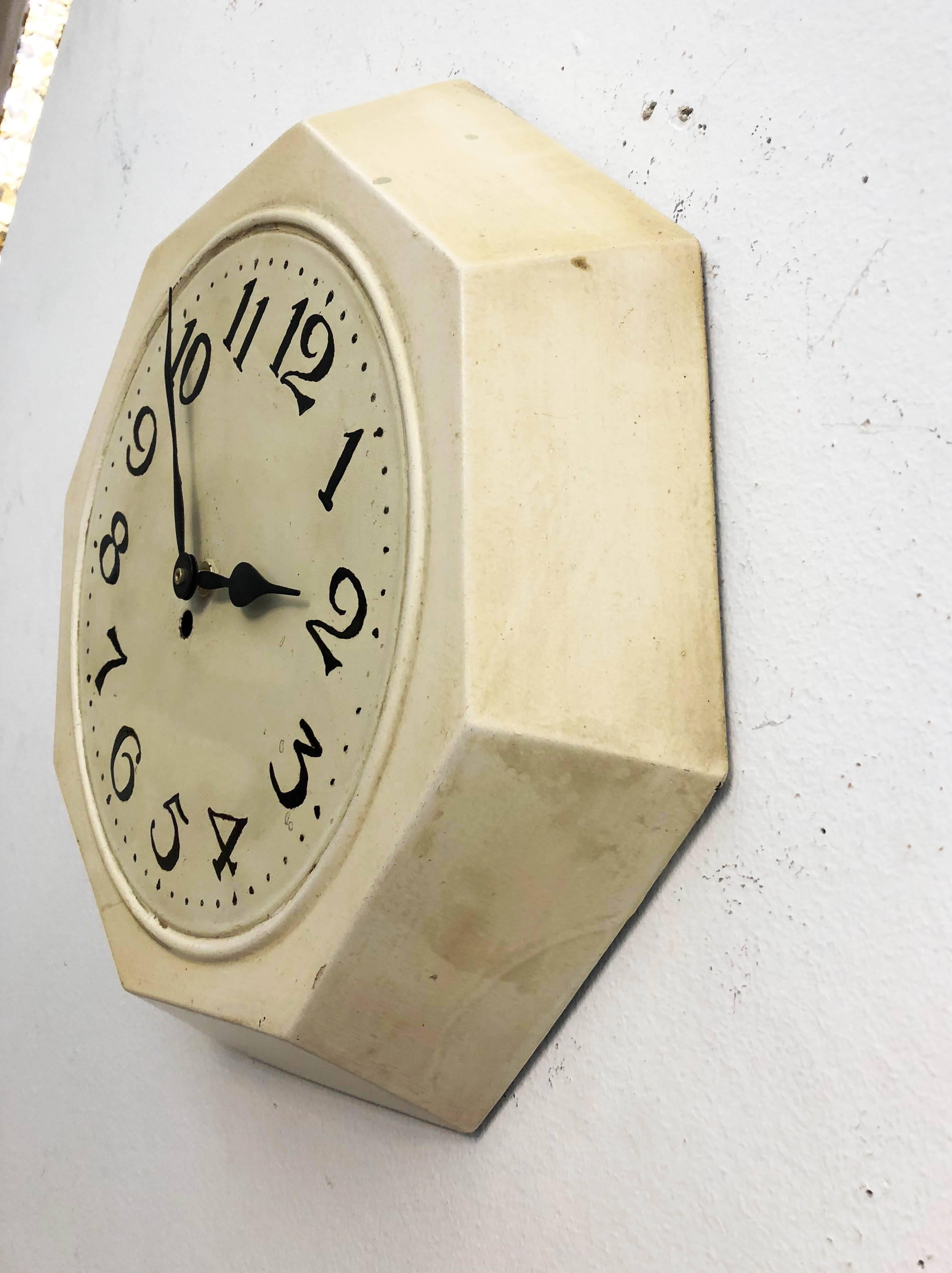 Steel painted made in Austria in the 1930s in the style of Adolf Loos.
Formerly a station or factory slave clock, it is now fitted with a modern quartz movement with a battery.