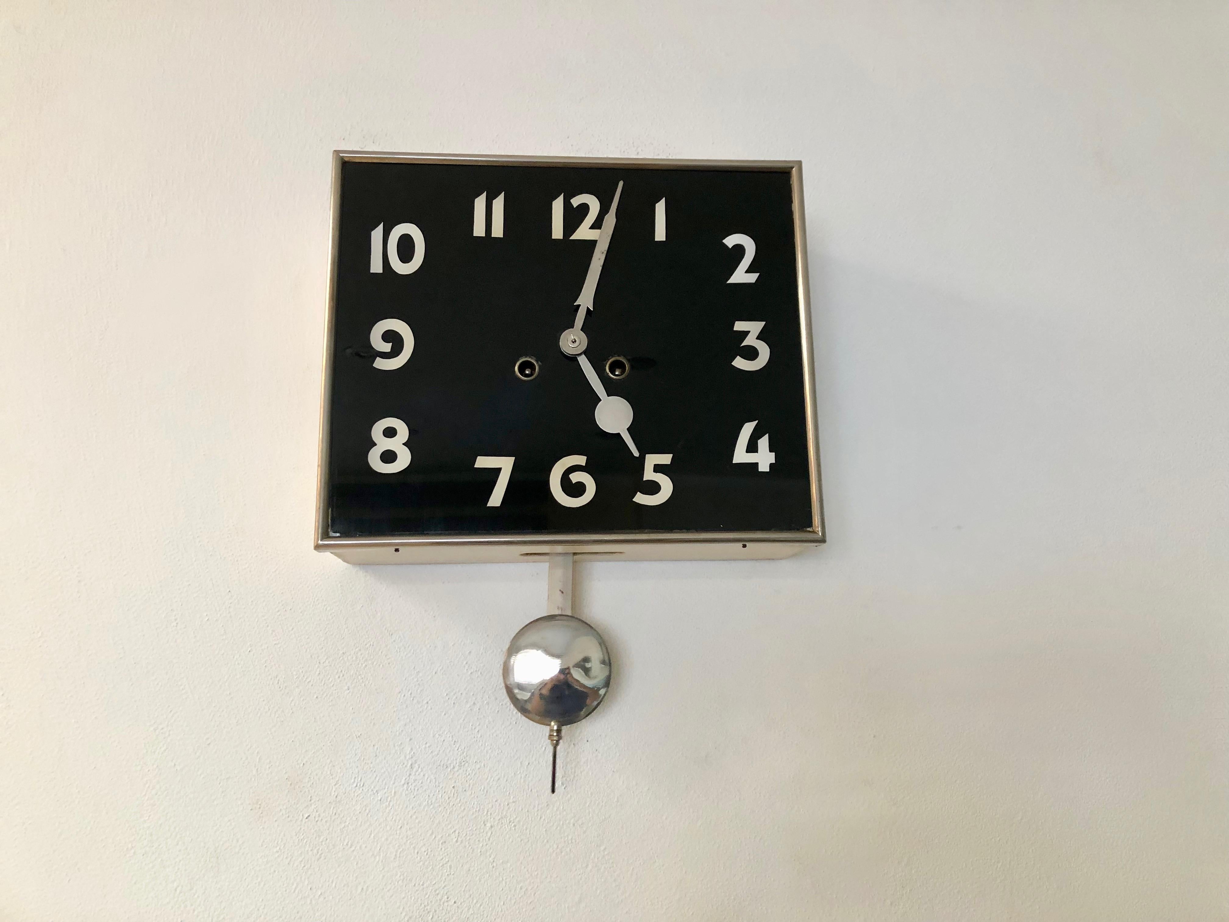 - good original condition 
- including pendulum and key.