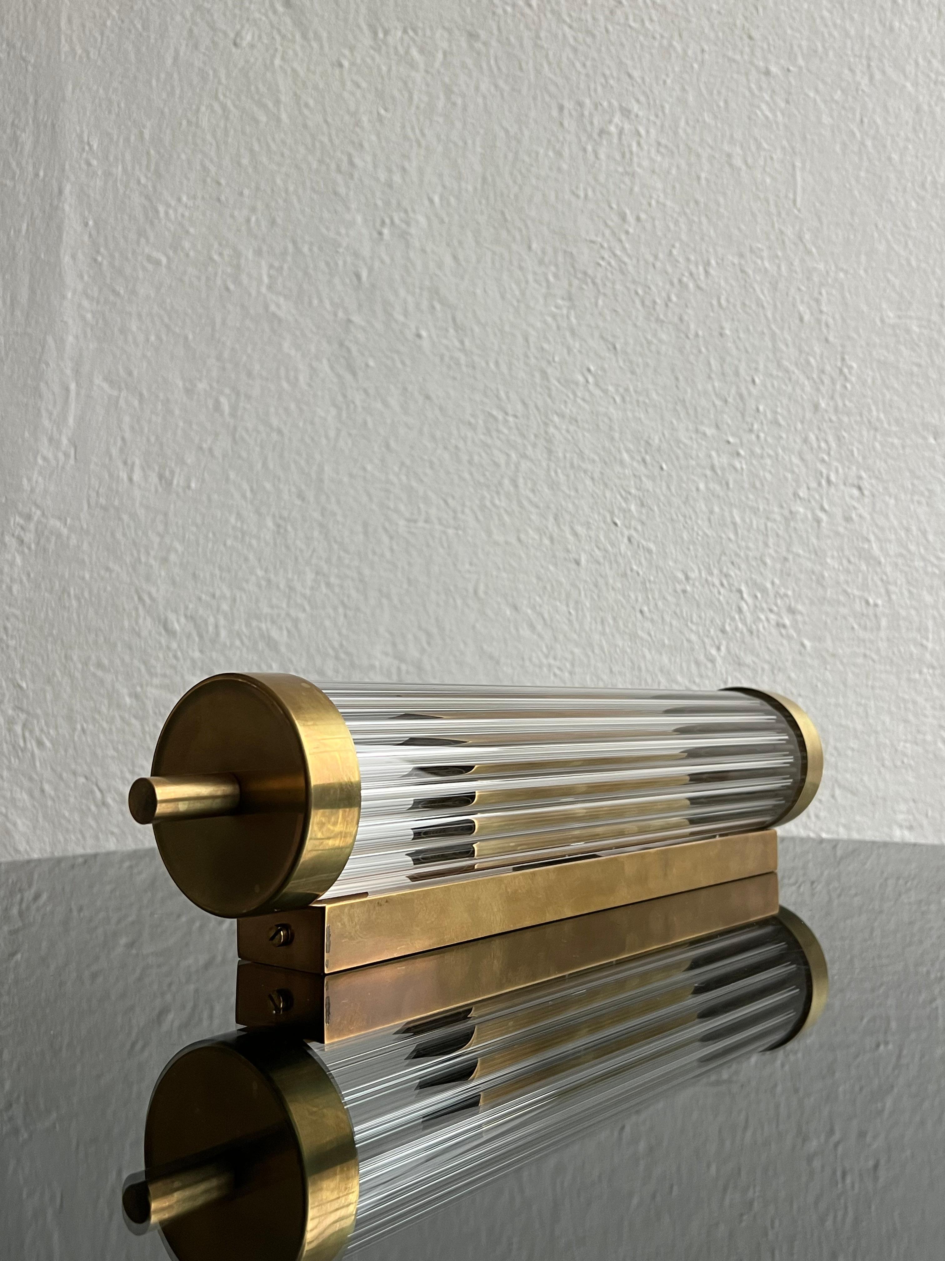 Lampada a incasso, applique, apparecchio di illuminazione, illuminazione per vanità in stile Art Déco 

In vendita c'è una splendida applique contemporanea, progettata e realizzata a mano a Milano, in Italia, da esperti artigiani con ottone e vetro