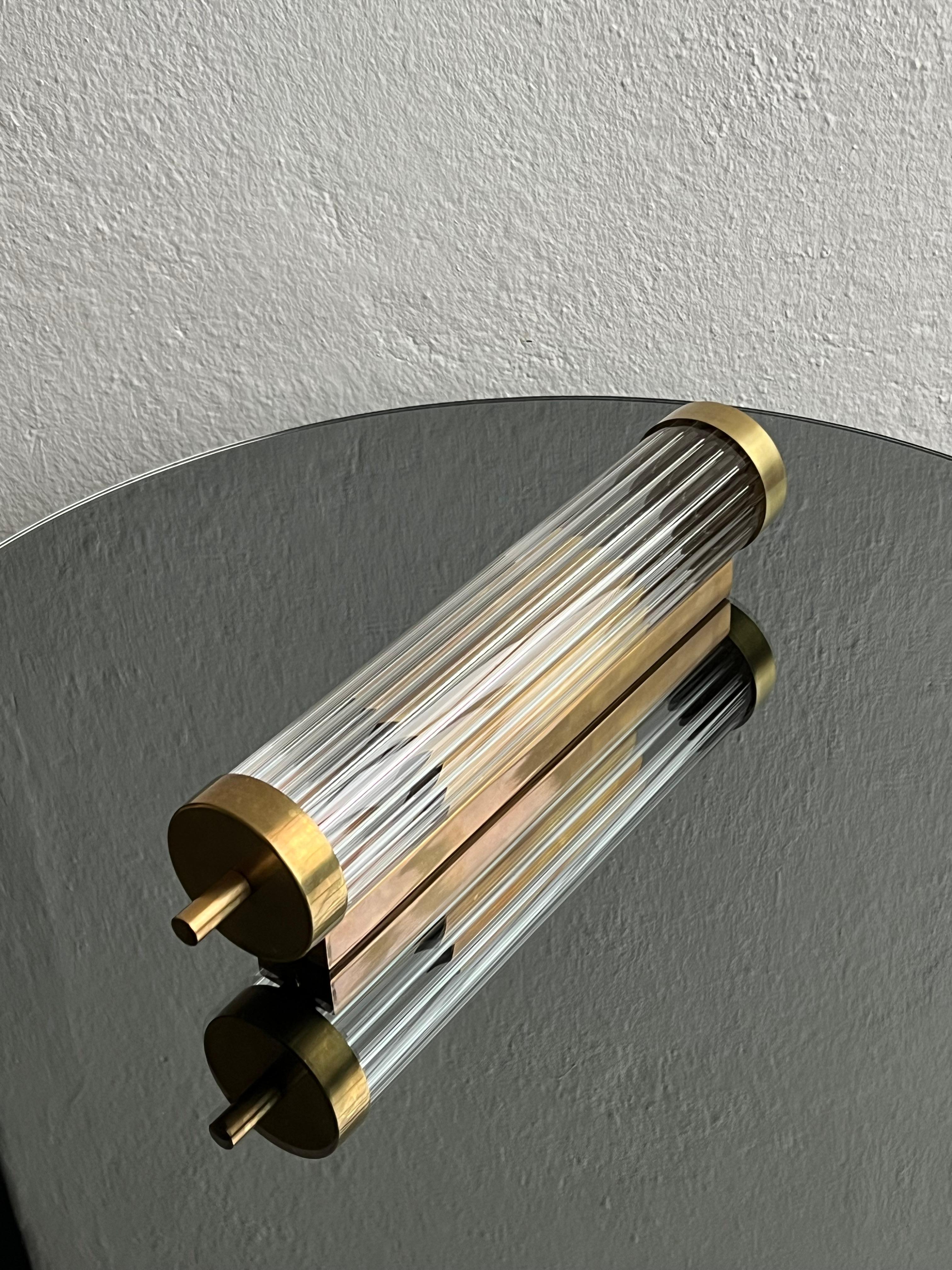 Italiano Applique Art Deco in ottone e vetro scanalato , Made in Italy , Diversi modelli disponibili in vendita