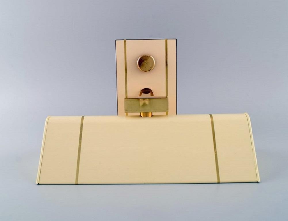 Applique Art Deco en métal laqué couleur crème et laiton. Années 1960 / 1970.
Mesures : 28 x 18 cm.
Profondeur : 23 cm.
En parfait état.