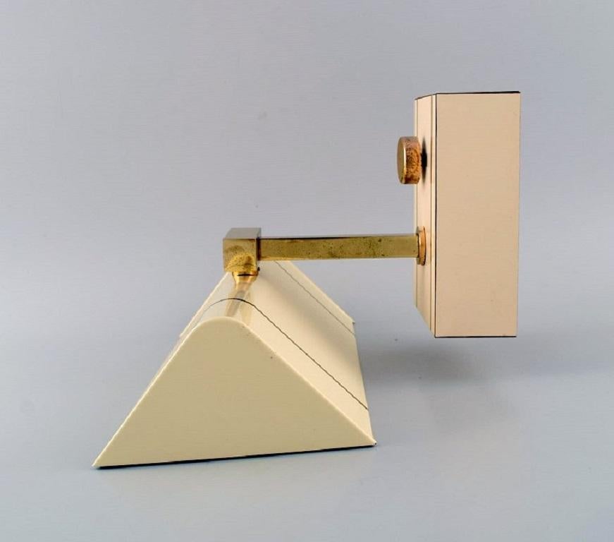 Unknown Art Deco Wall Lamp in Cream Colored Lacquered Metal and Brass, 1960s / 70s For Sale