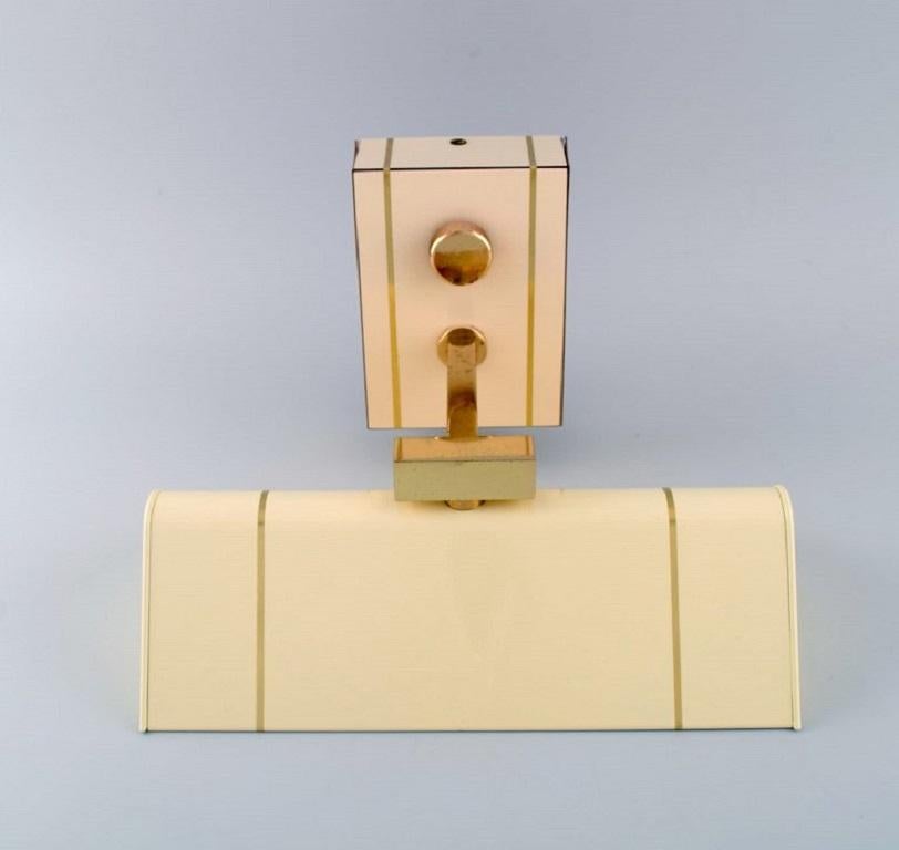 Art Deco Wall Lamp in Cream Colored Lacquered Metal and Brass, 1960s / 70s In Excellent Condition For Sale In Copenhagen, DK
